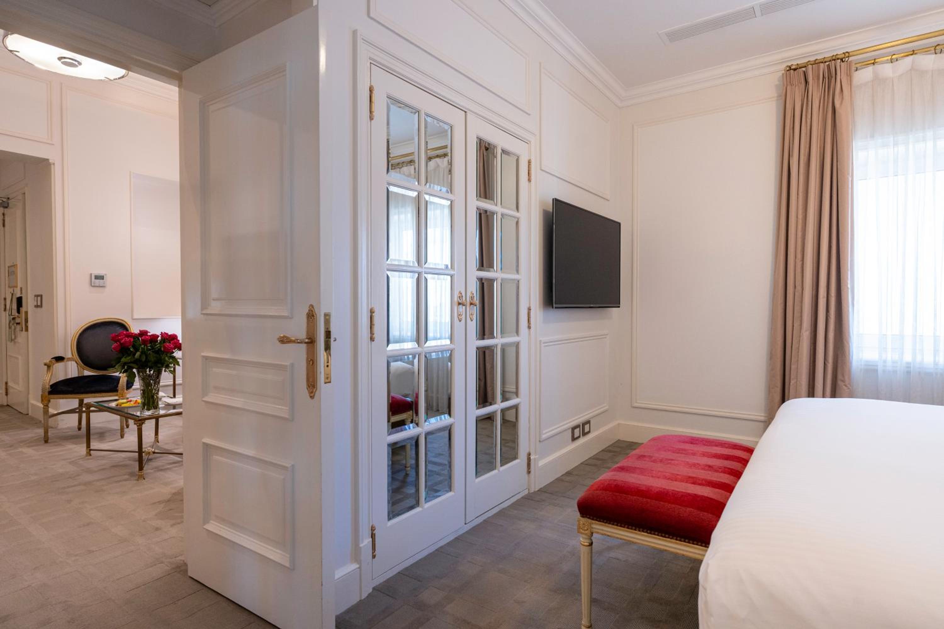 Executive One-Bedroom Suite thumbnail 6