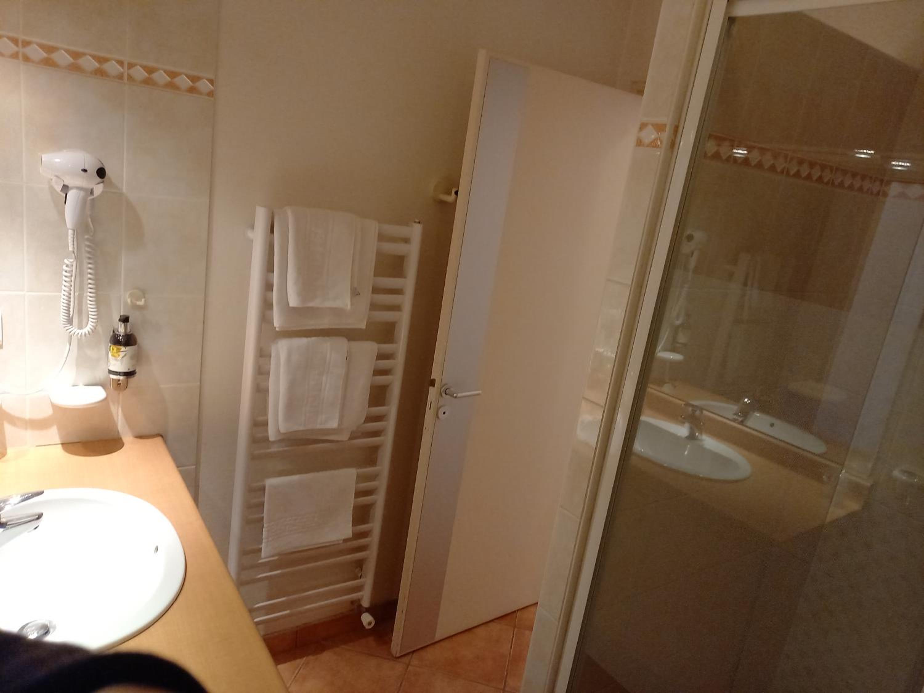 Twin Room with Shower - Photo 5