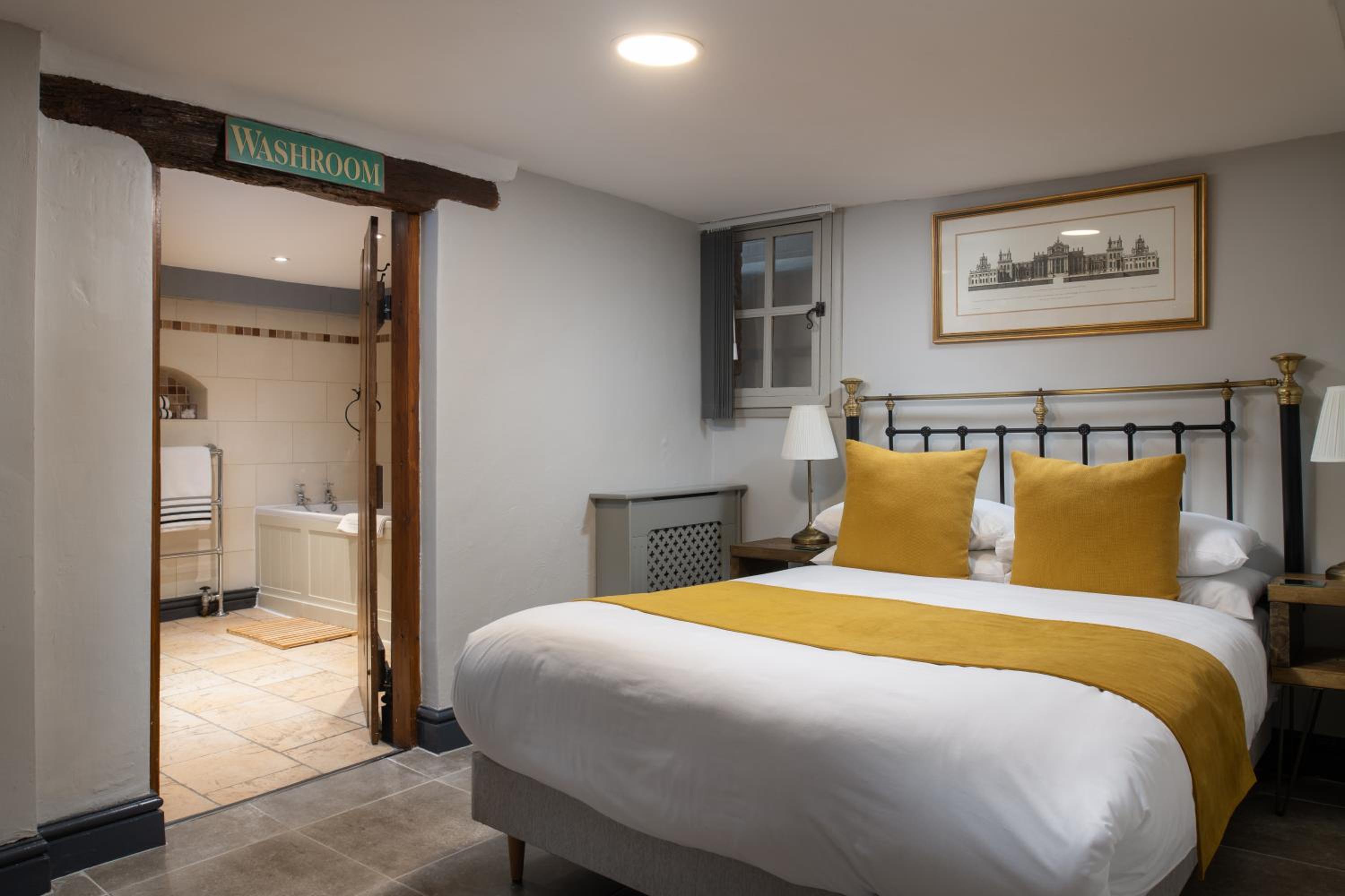 Deluxe Double or Twin Room - Photo 10