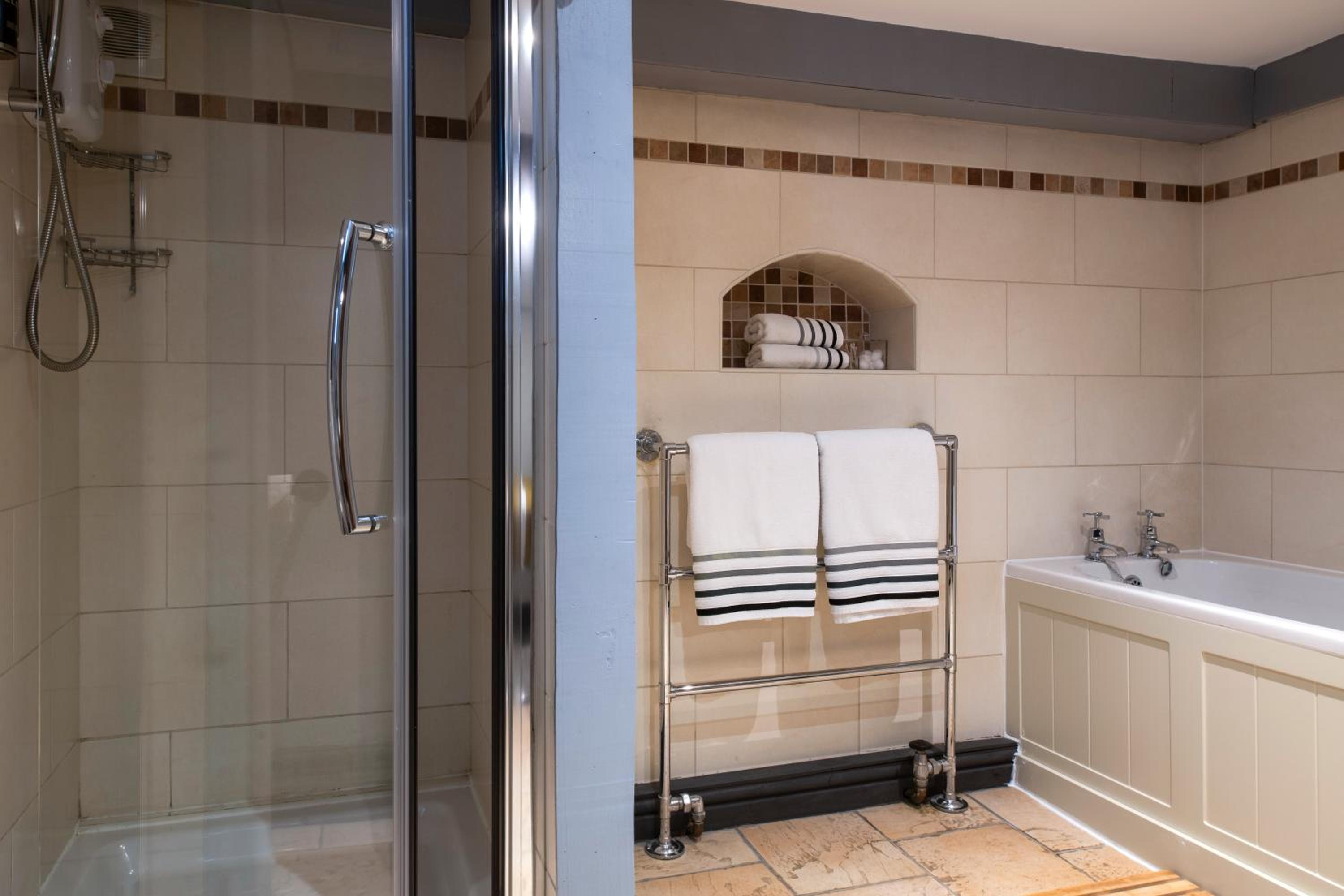 Deluxe Double or Twin Room - Photo 12