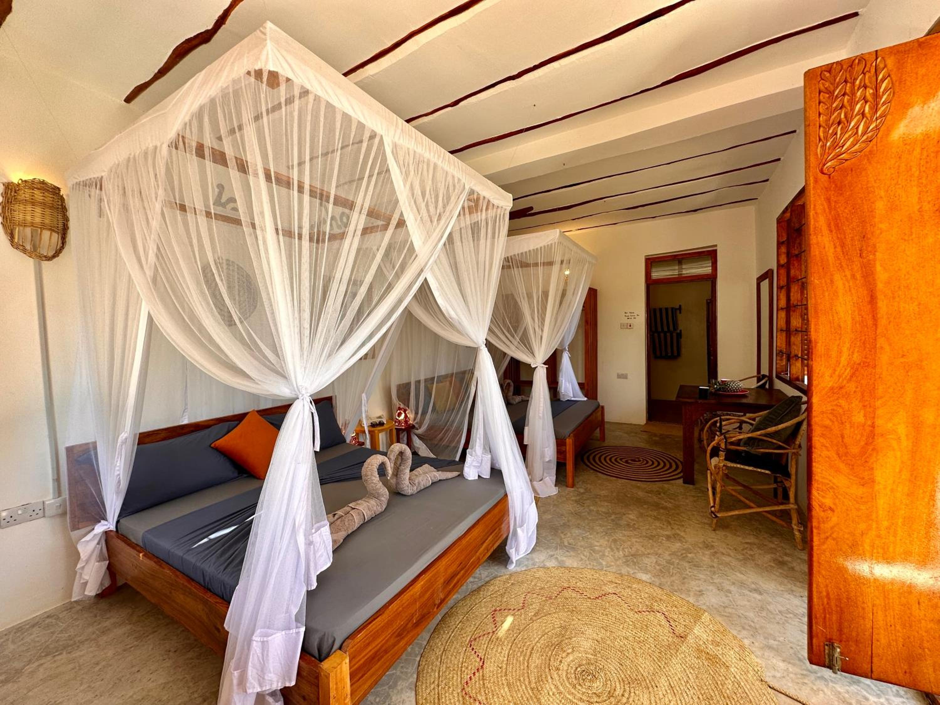 King Room with Two Queen Beds - Photo 2