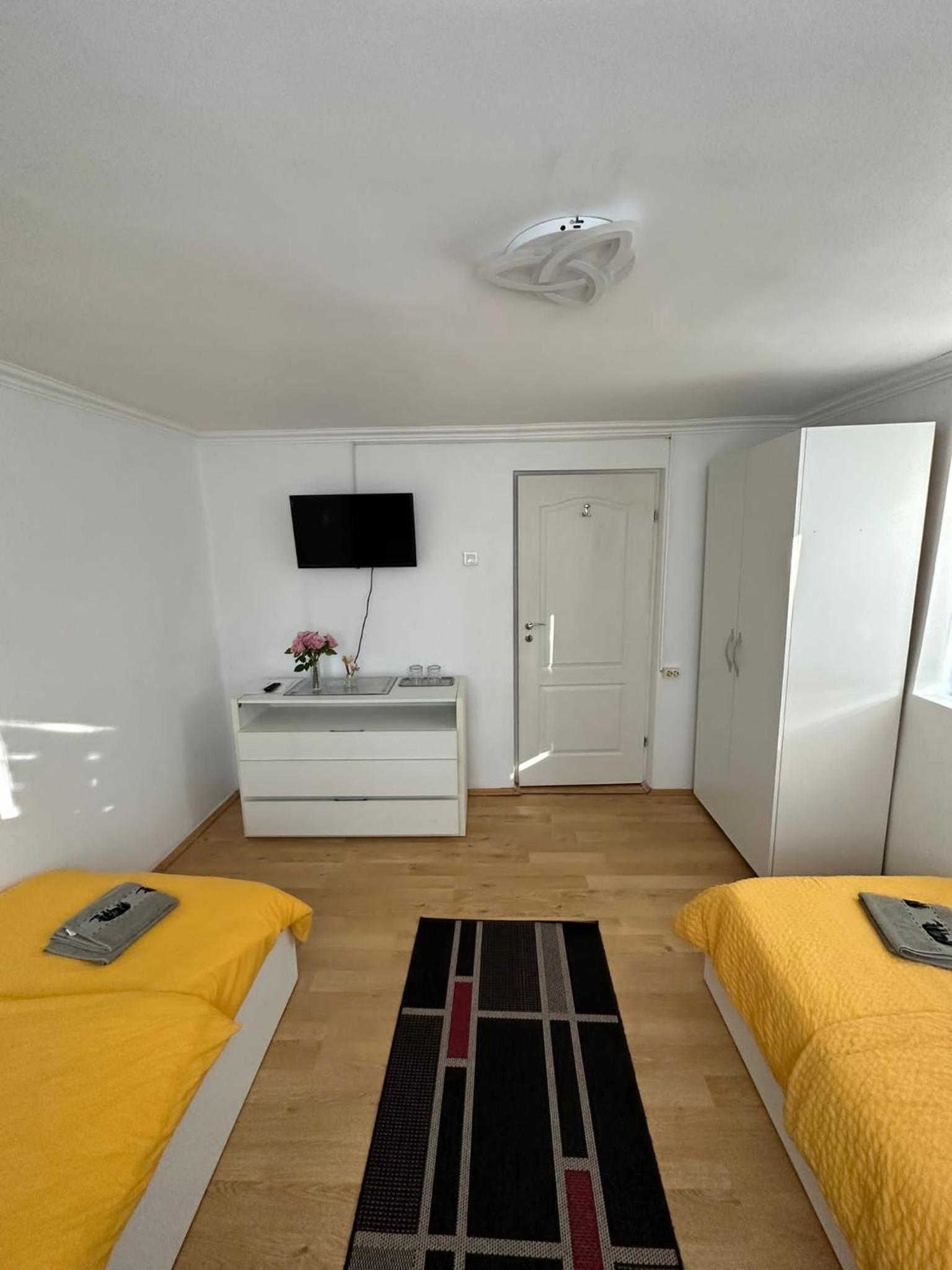 Budget Double Room - Photo 2