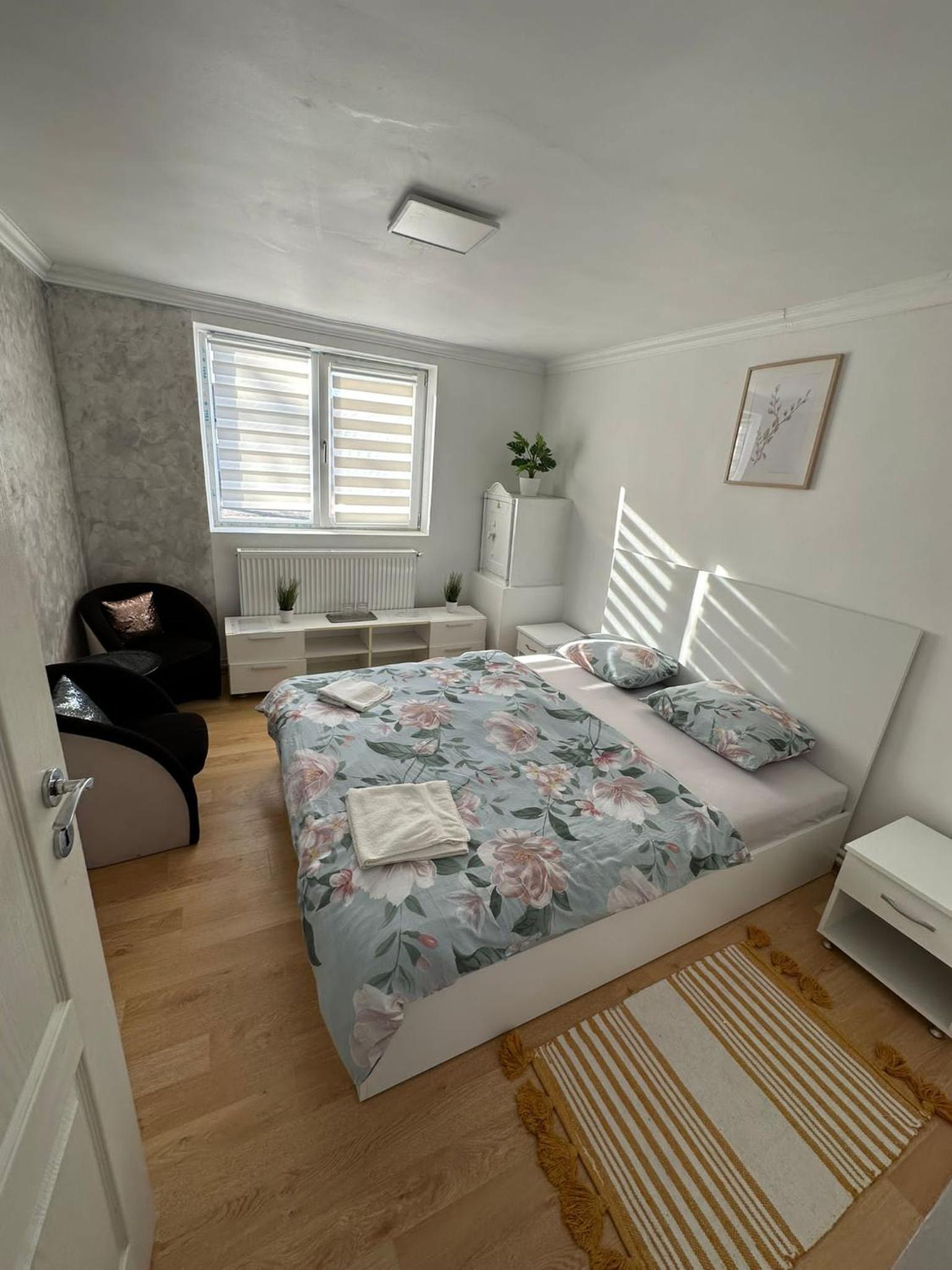 Budget Double Room - Photo 4