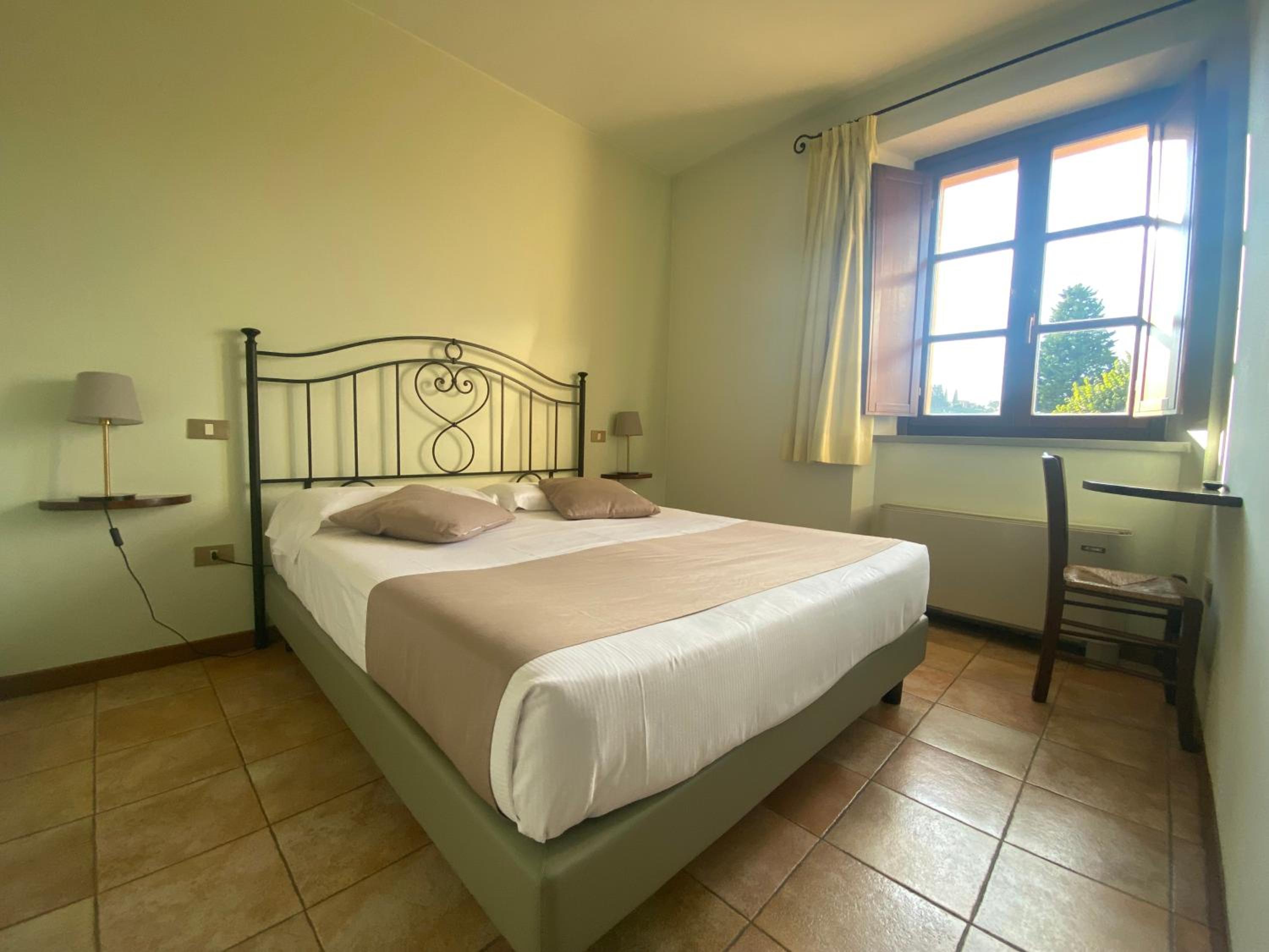 Double Room - Photo 5