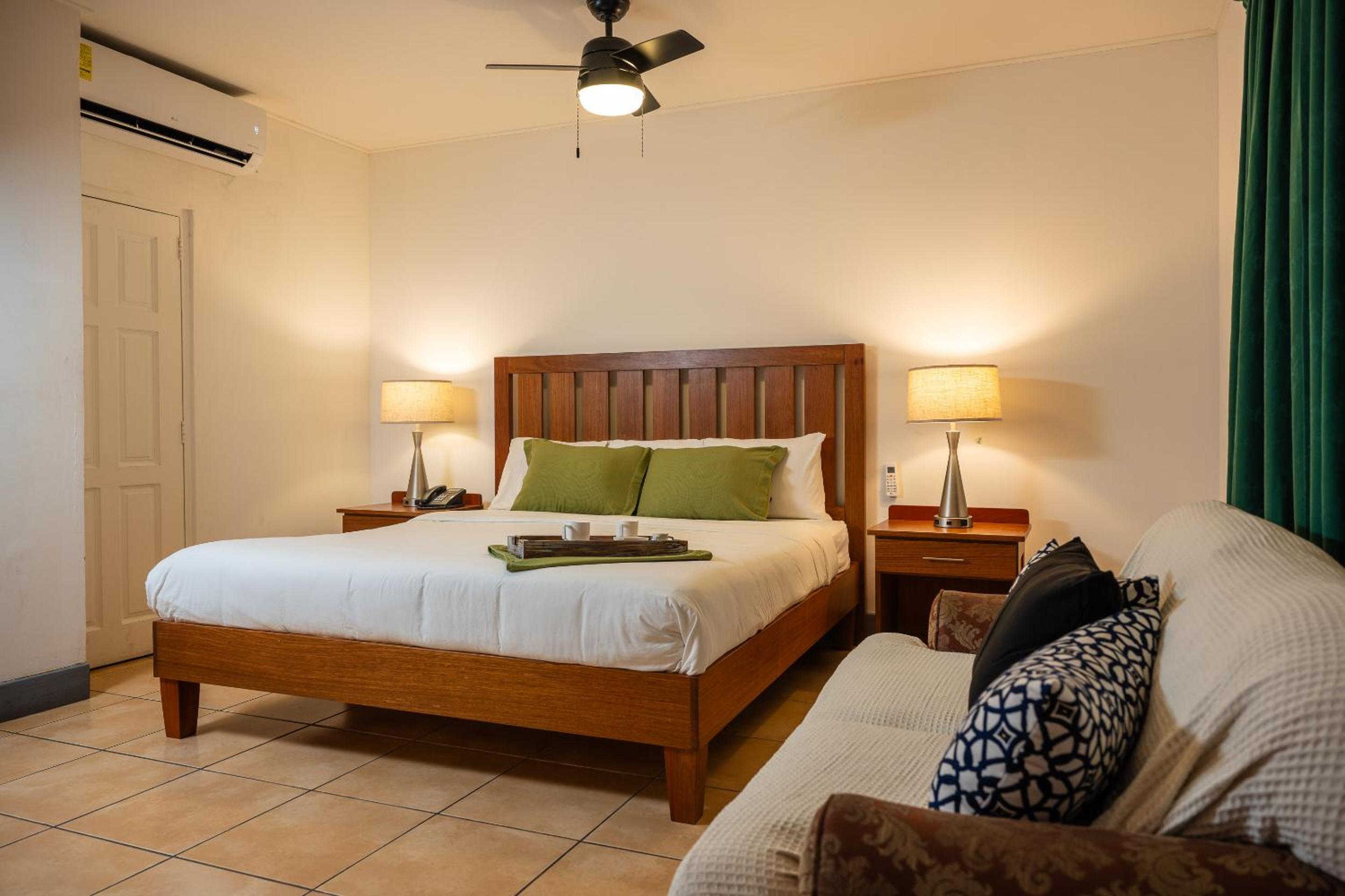 Deluxe King Room photo 2