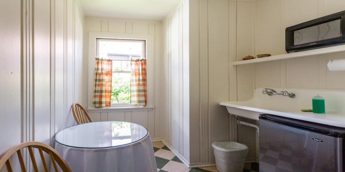 Jennifer's Room with Shared Bathroom photo 3