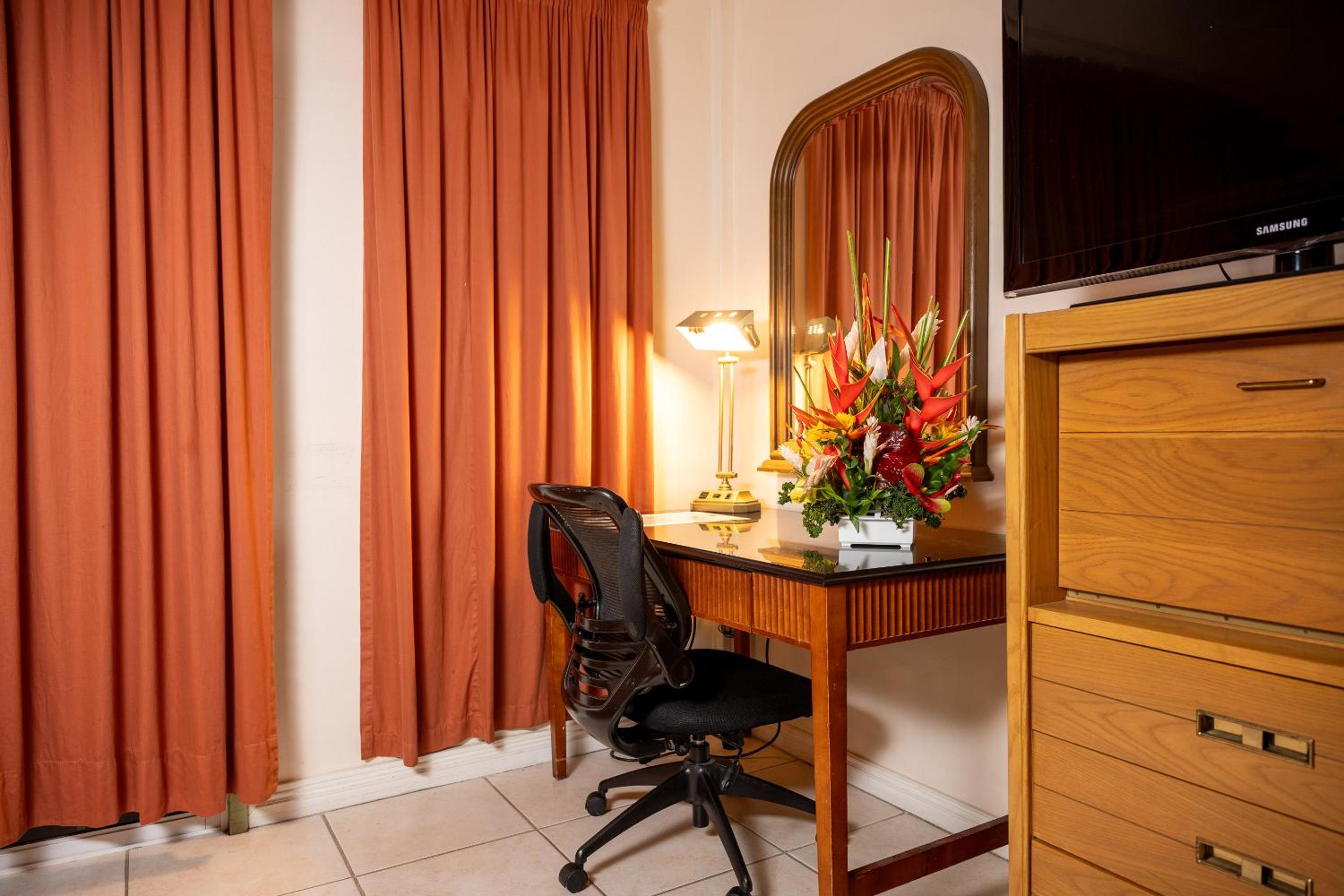 King Suite with Balcony photo 3