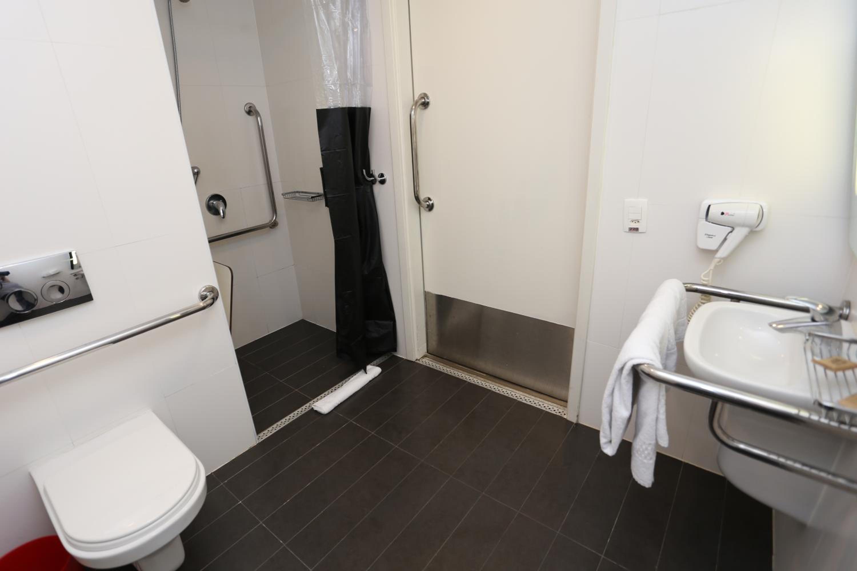 Standard Double Room - Disability Access photo 2