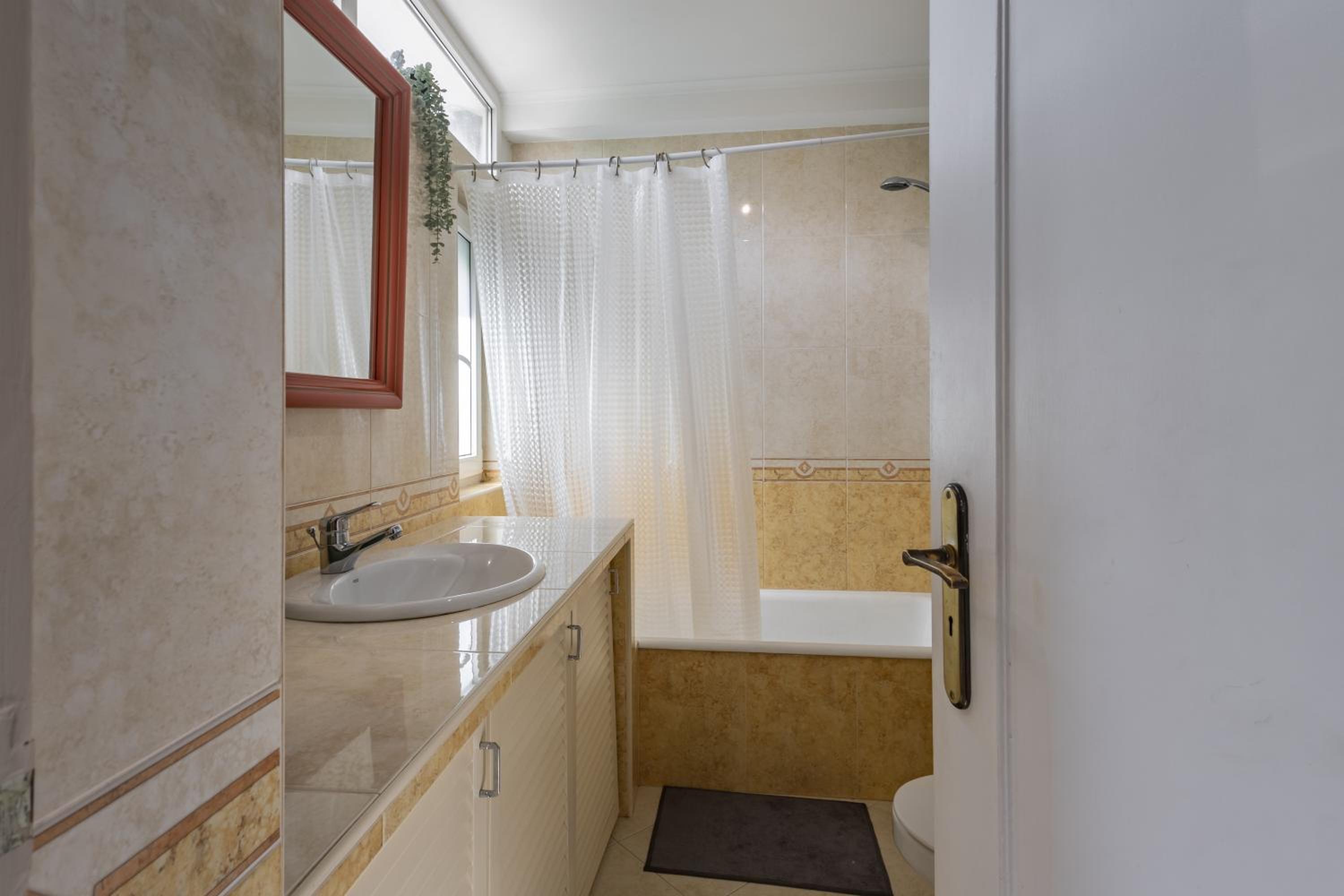 Family Room with Private Bathroom - Photo 5