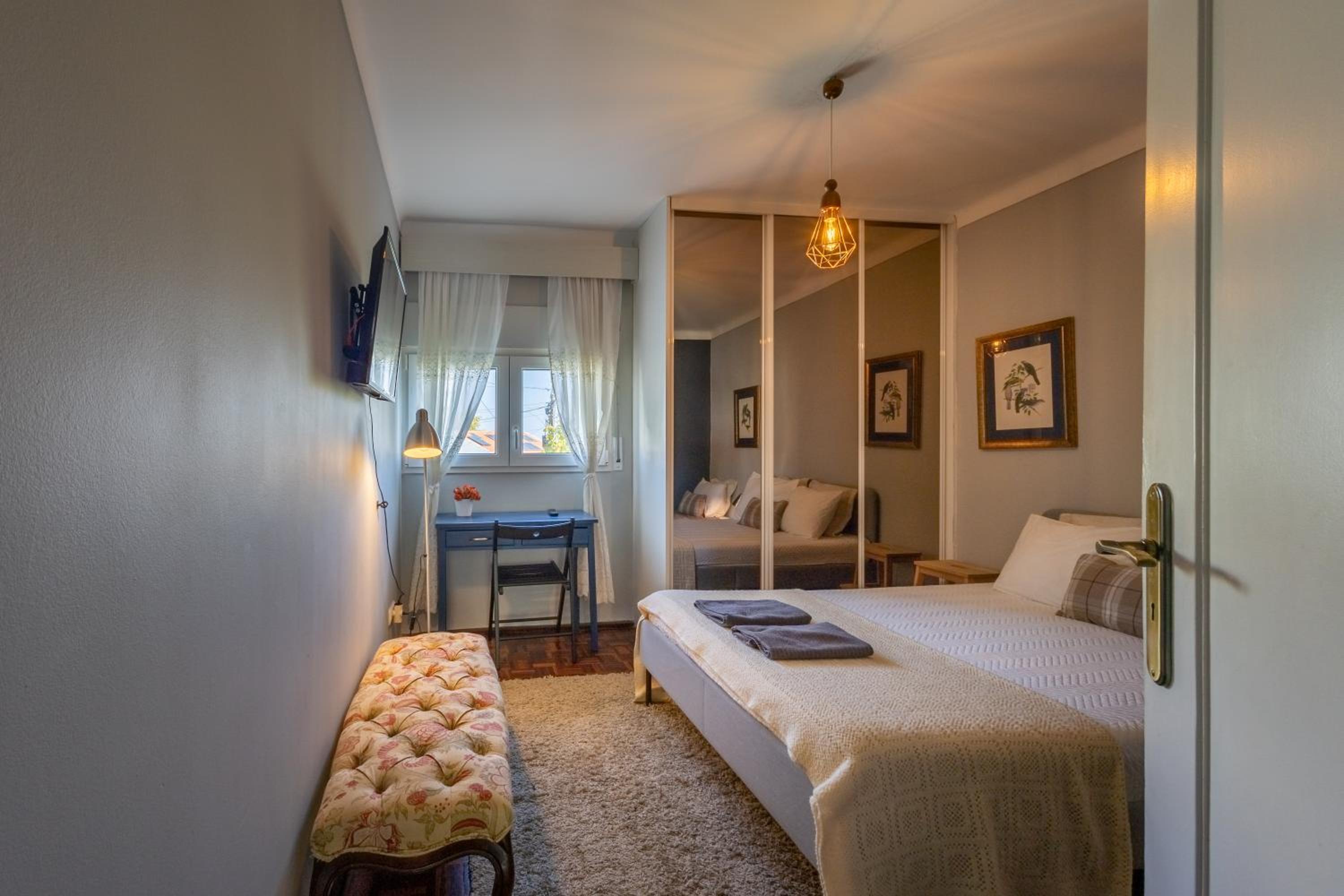Family Room with Private Bathroom - Photo 8