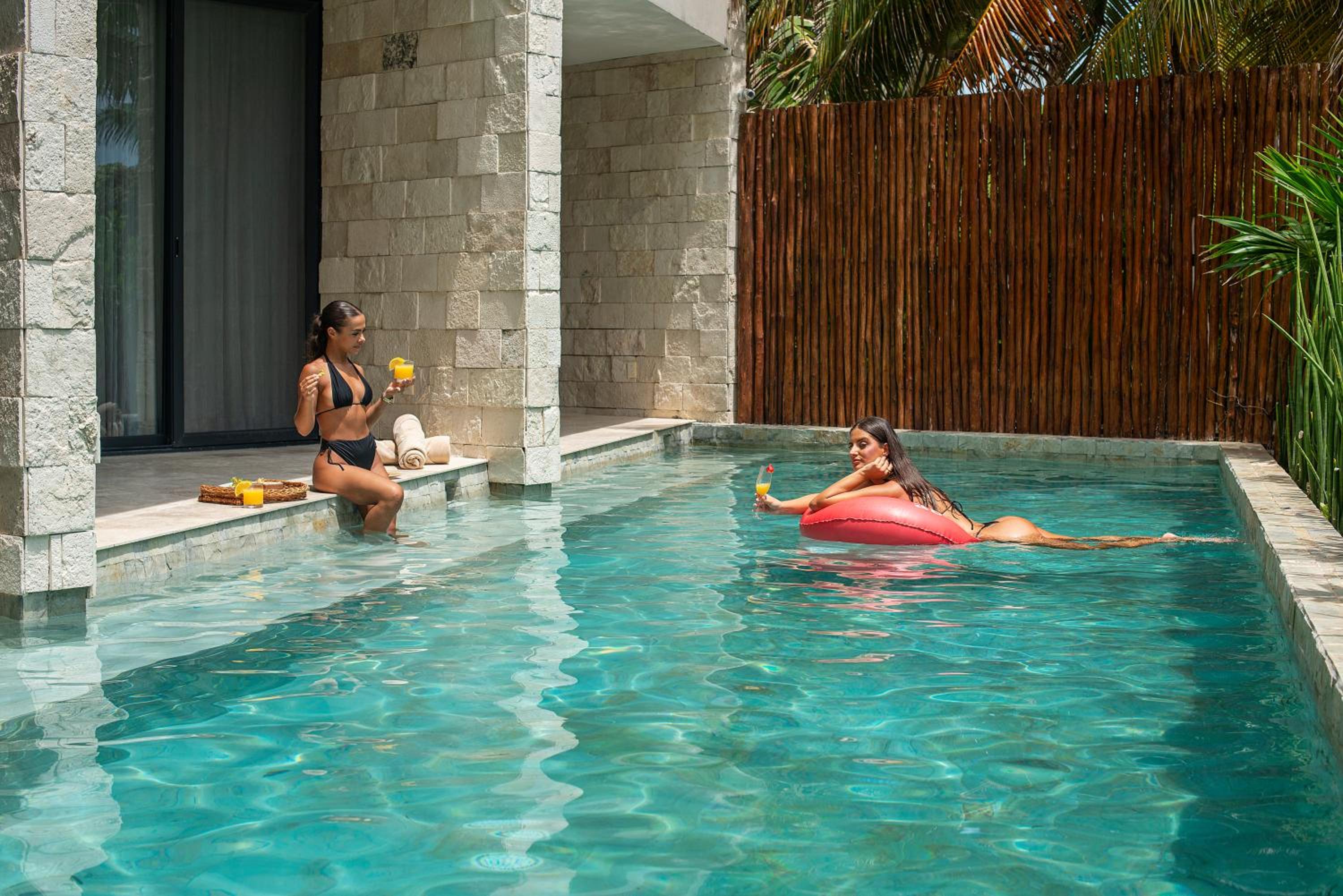 Swim-up Room - Photo 7