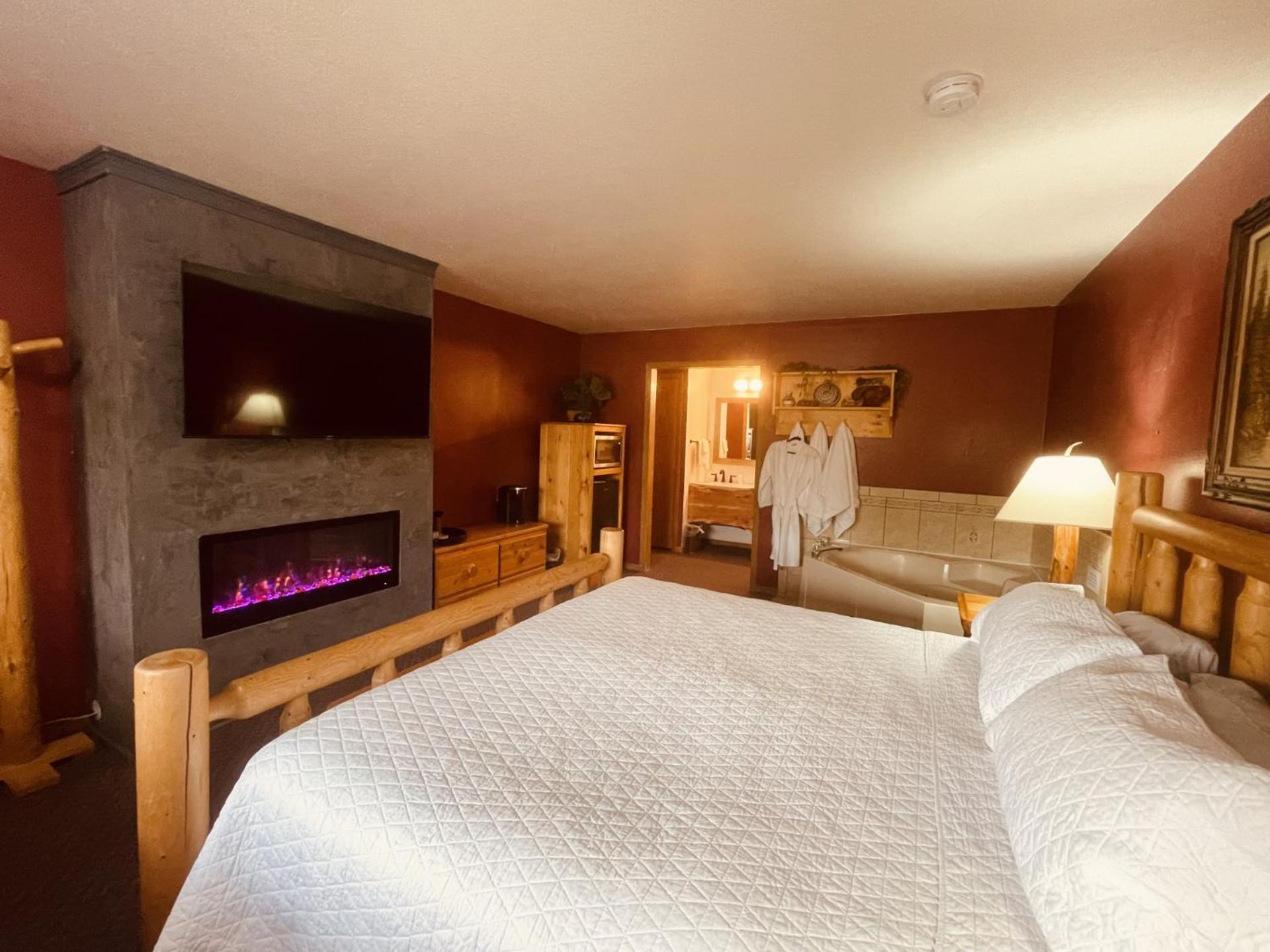 Suite with Hot Tub photo 1