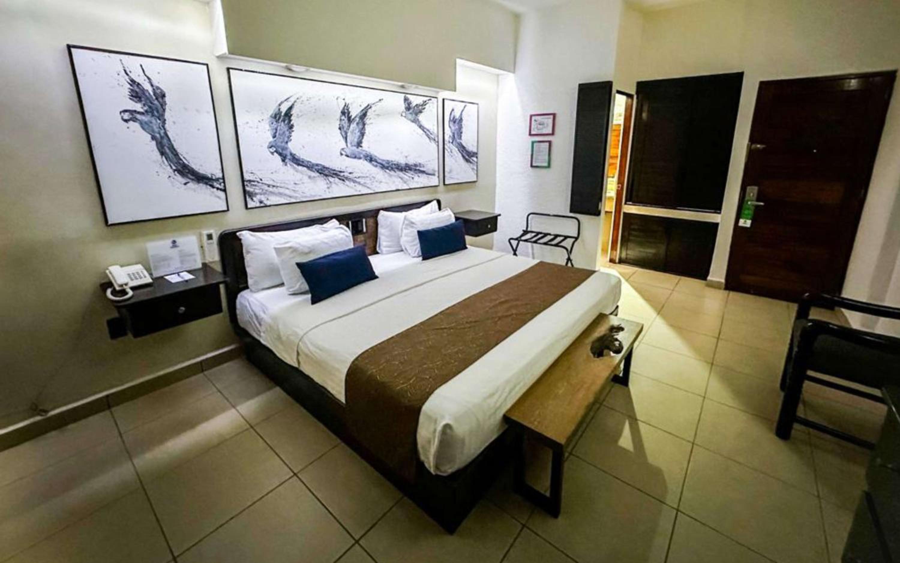 King Suite with Kitchenette and Sofa Bed - Non-Smoking - Photo 2