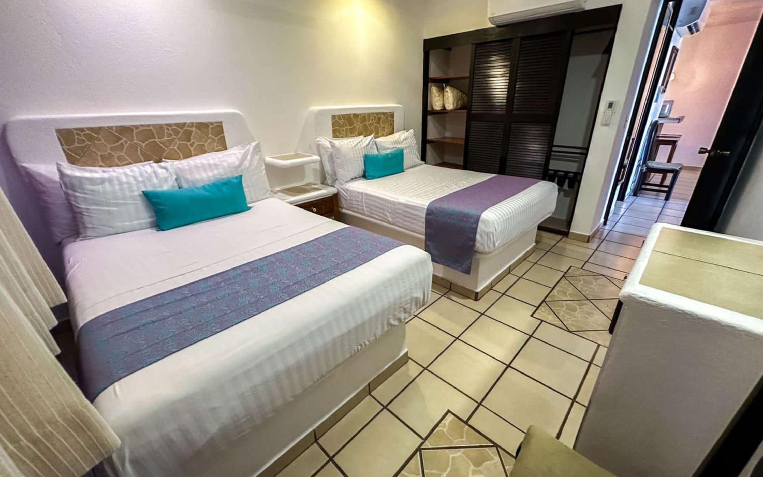 One-Bedroom King Suite with Two Double Beds and Sofa Bed - Kitchenette/Non-Smoking - Photo 1