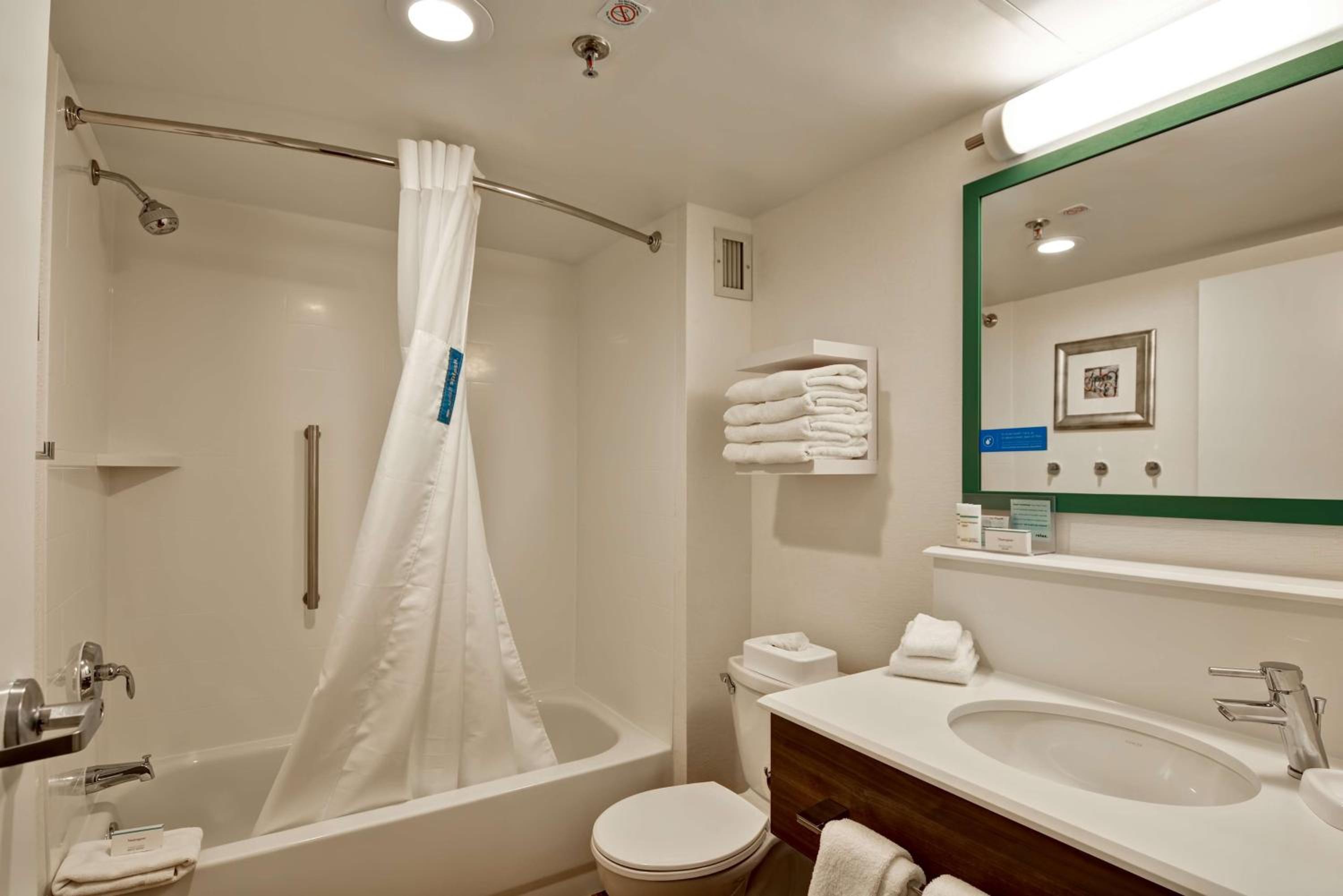 Queen Room with Mobility Access/Non-Smoking photo 2