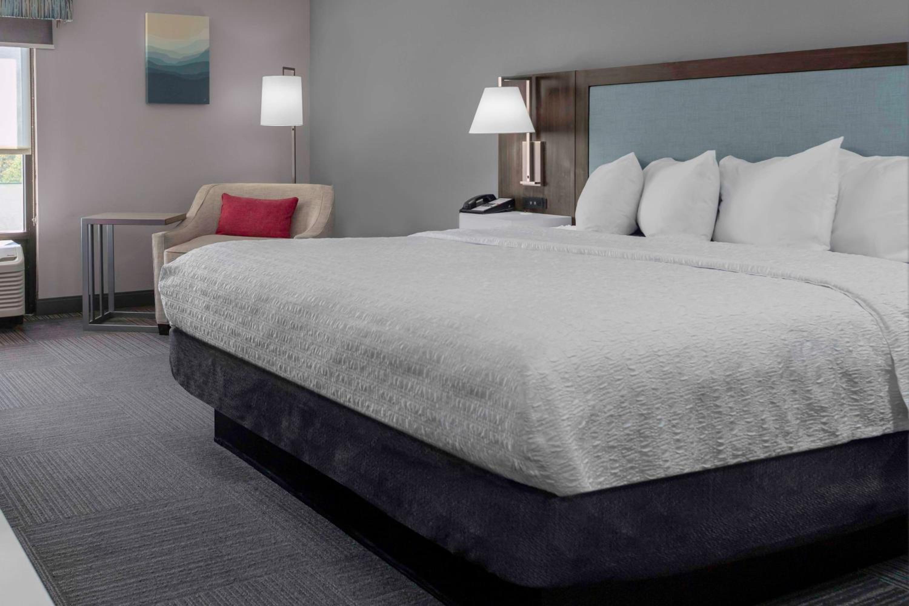 King Room with King Bed - Non-Smoking - Photo 3