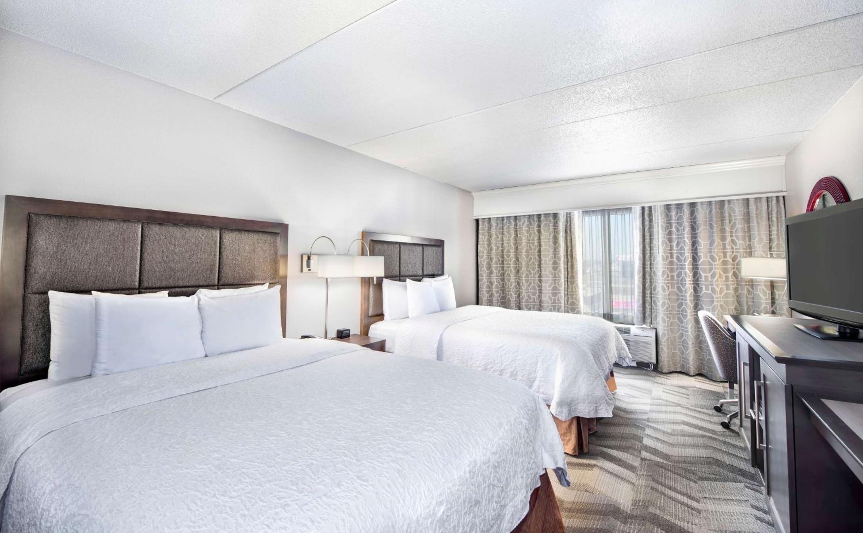 Room with Two Queen Beds - Non-Smoking - Photo 7