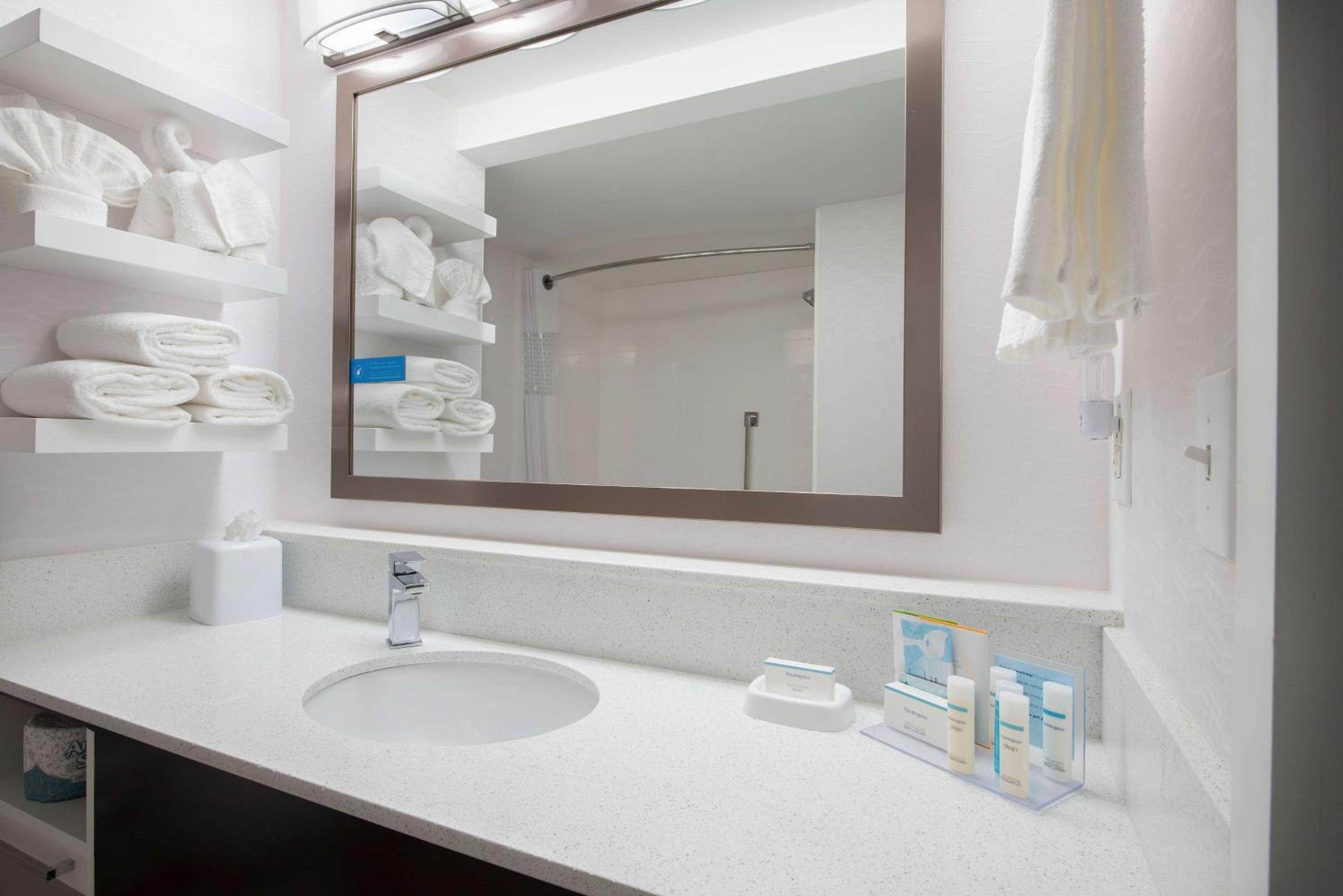 One-Bedroom King Suite with Kitchen - Non-Smoking  - Photo 2