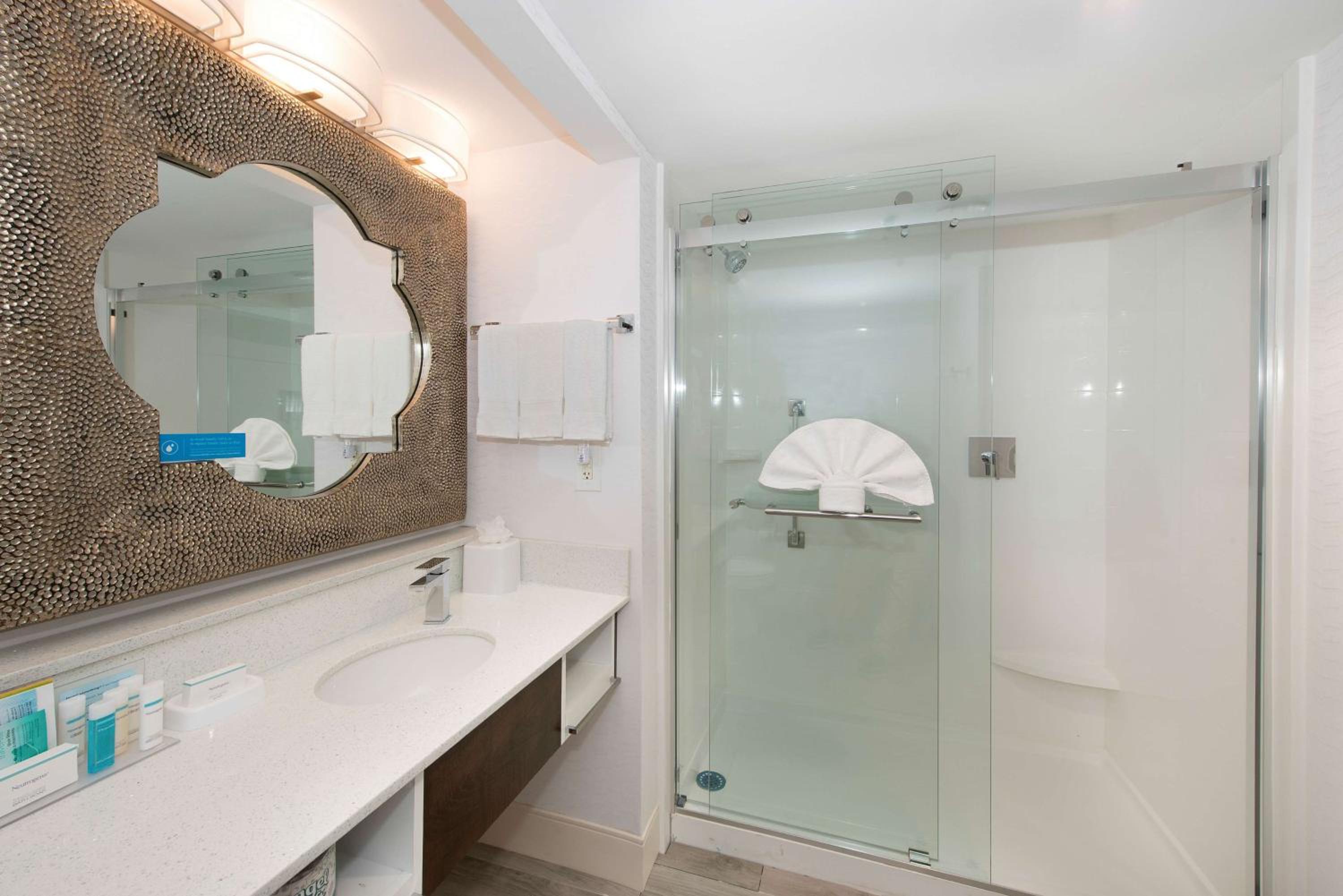 One-Bedroom King Suite with Kitchen - Non-Smoking  - Photo 4
