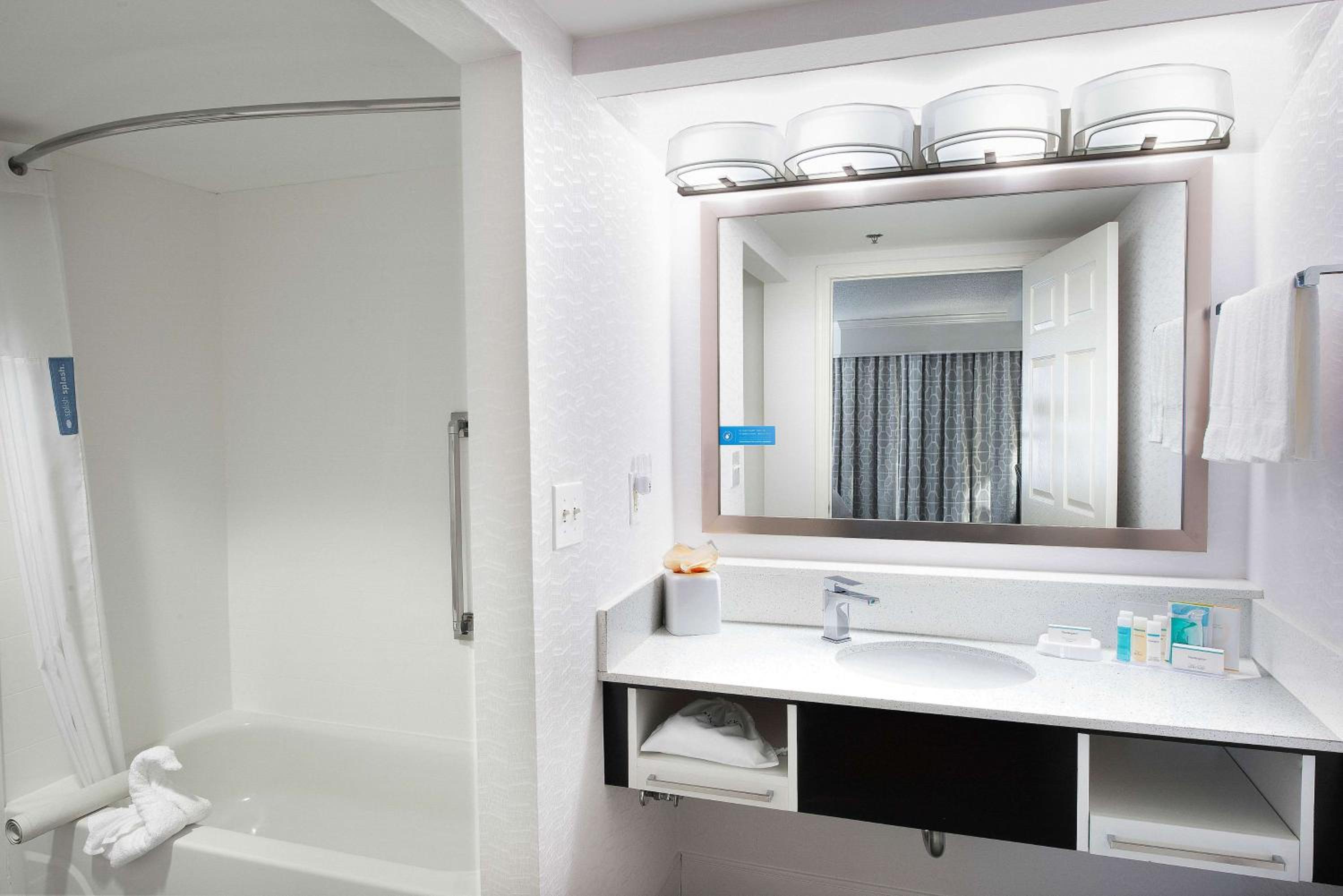 One-Bedroom King Suite with Kitchen - Non-Smoking  - Photo 3