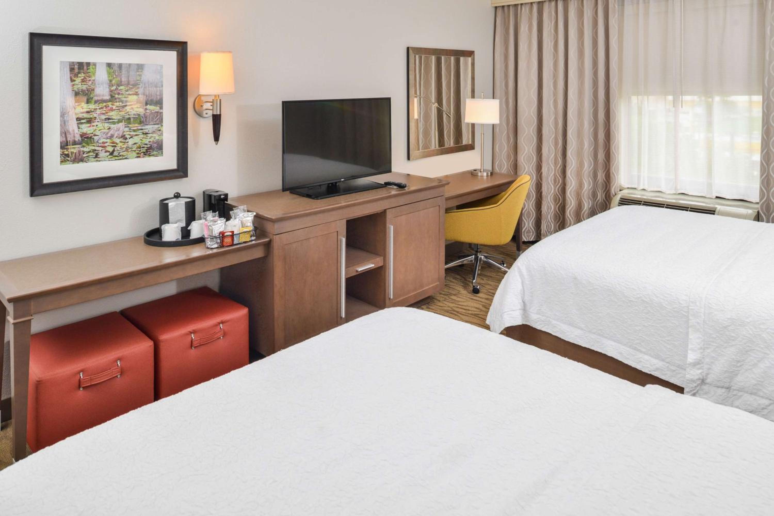 Room with Two Queen Beds - Non-Smoking - Photo 2