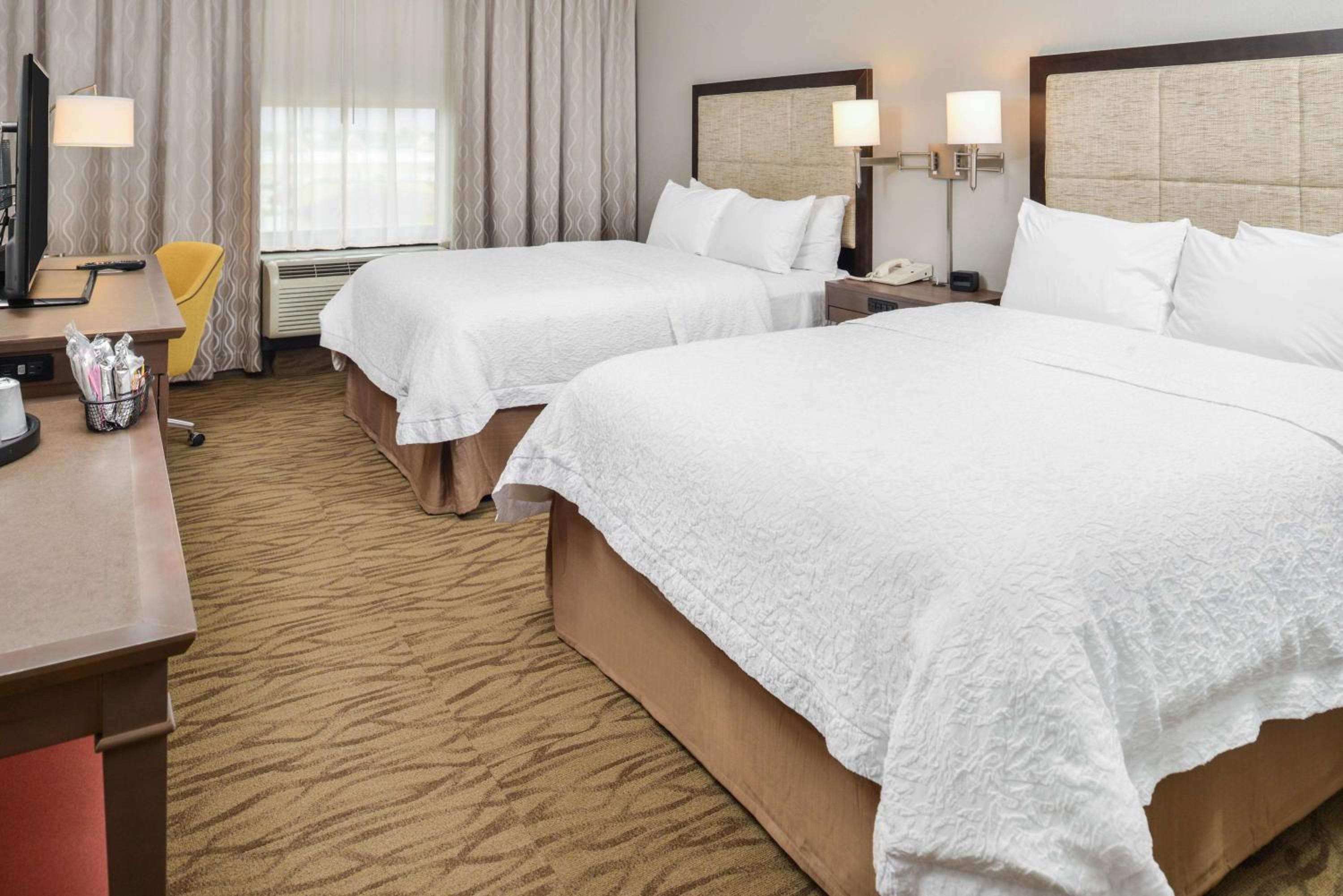 Room with Two Queen Beds - Non-Smoking - Photo 3