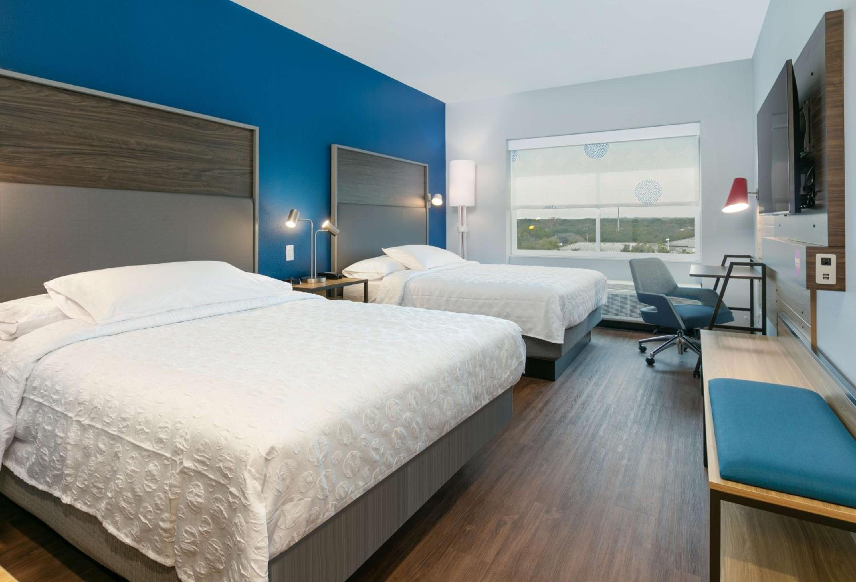 Queen Room with Two Queen Beds - Photo 3