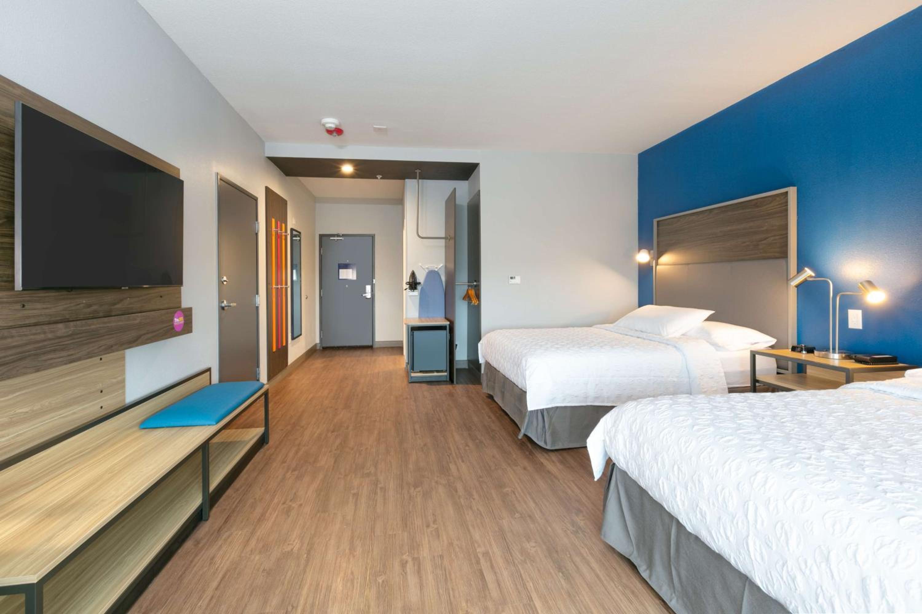Queen Room with Two Queen Beds - Photo 4