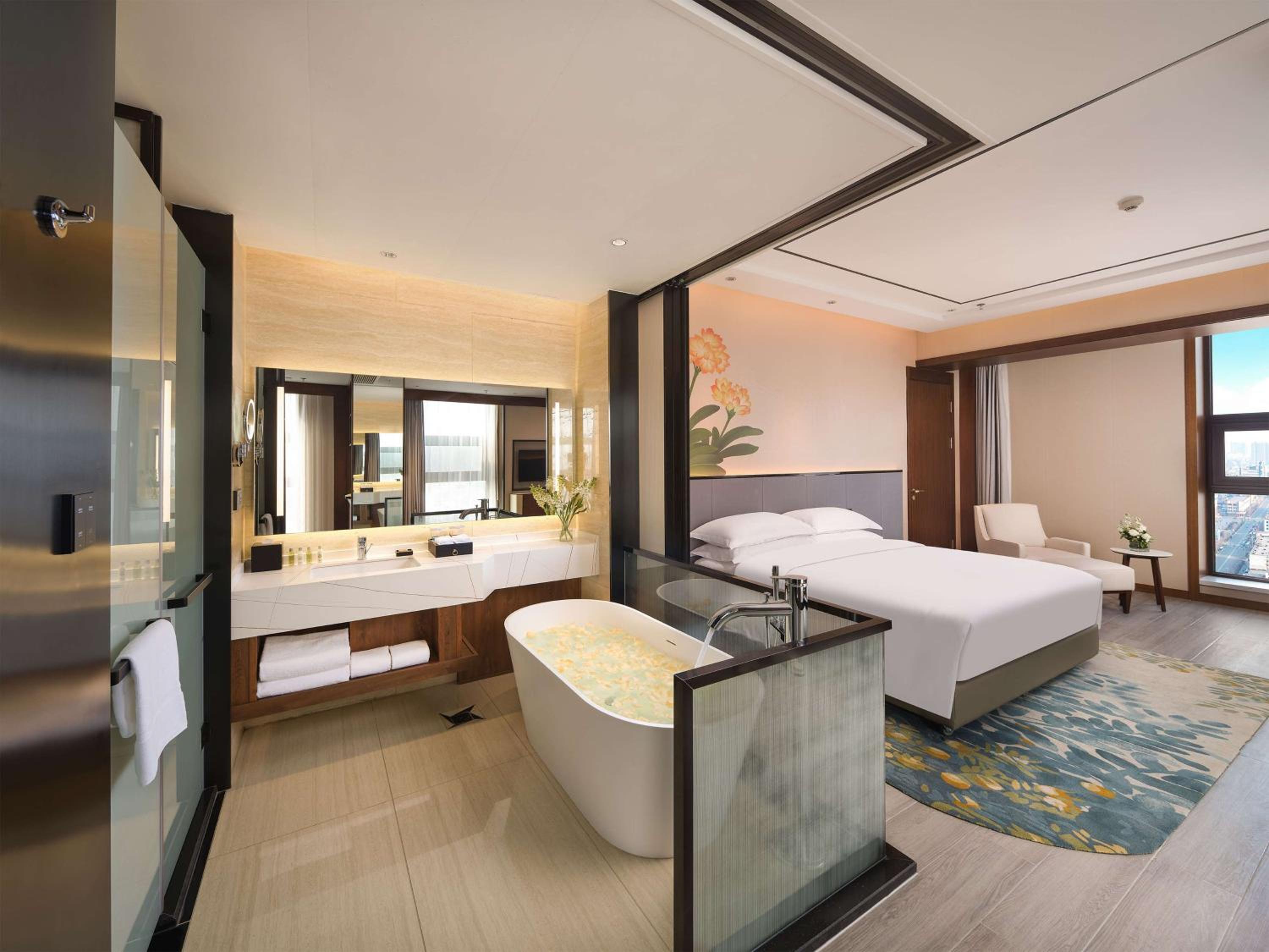 Deluxe King Room - Photo 1