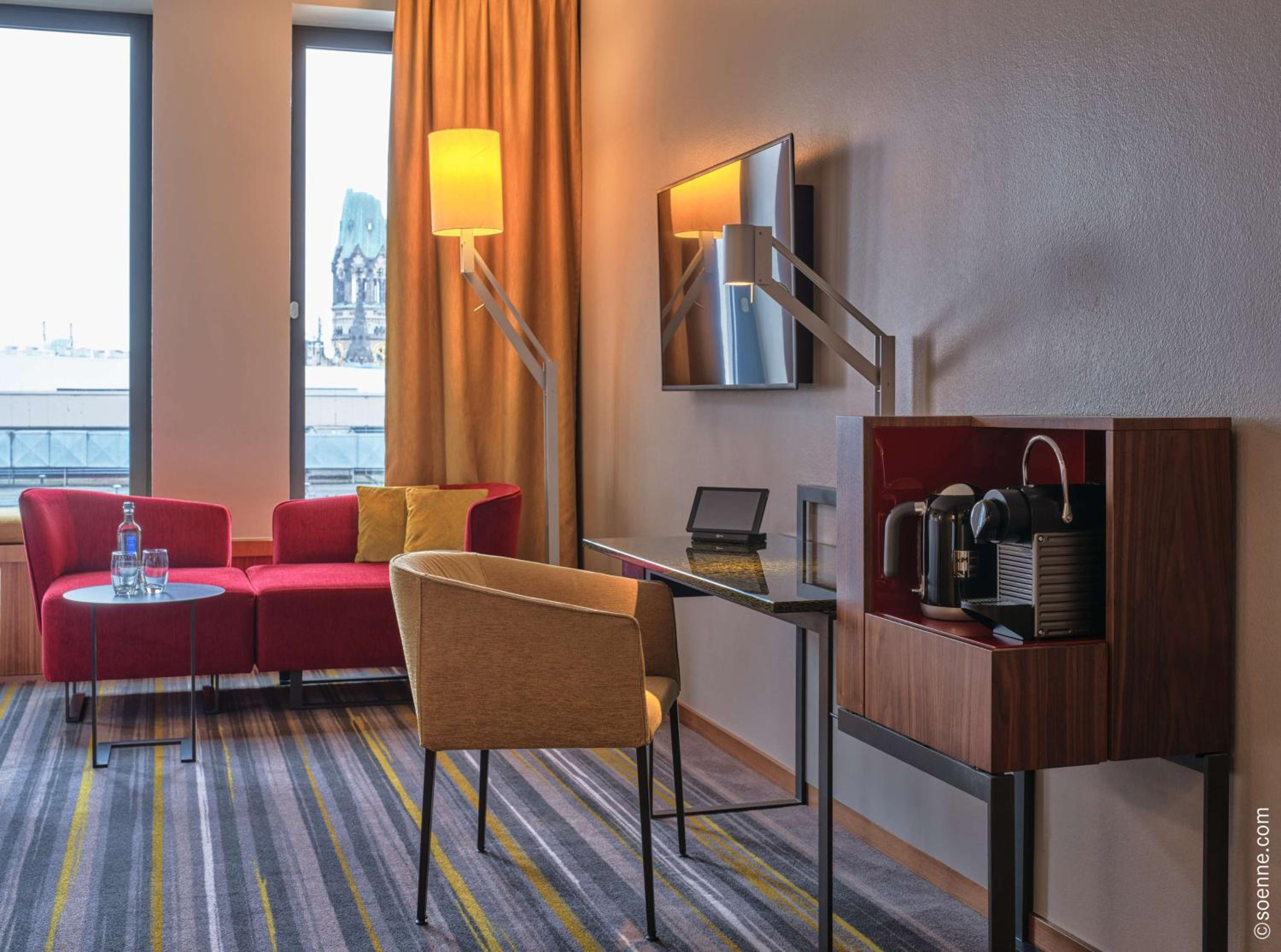 Deluxe Room with Kingsize Bed - Photo 9