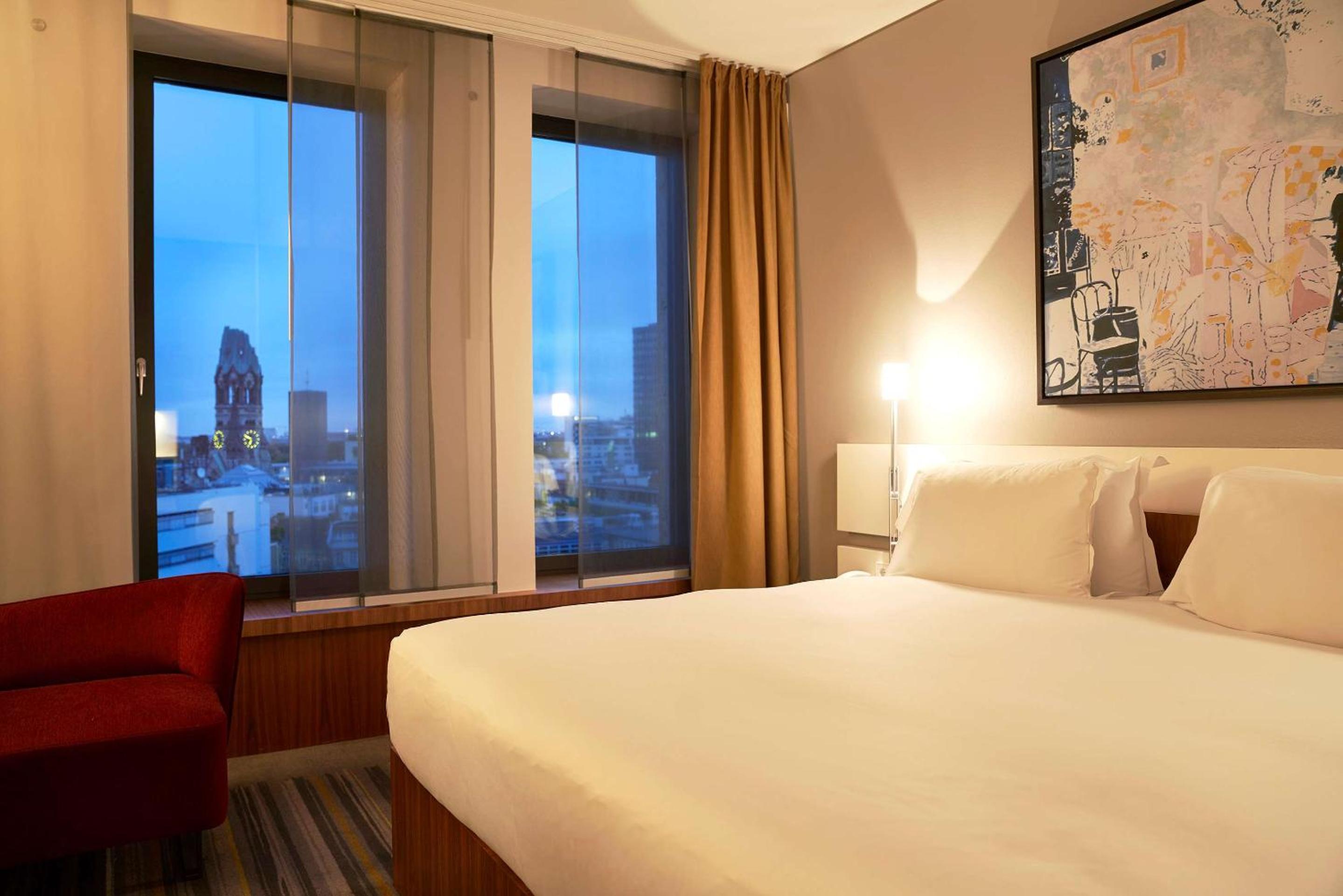 Deluxe Room with Kingsize Bed - Photo 10