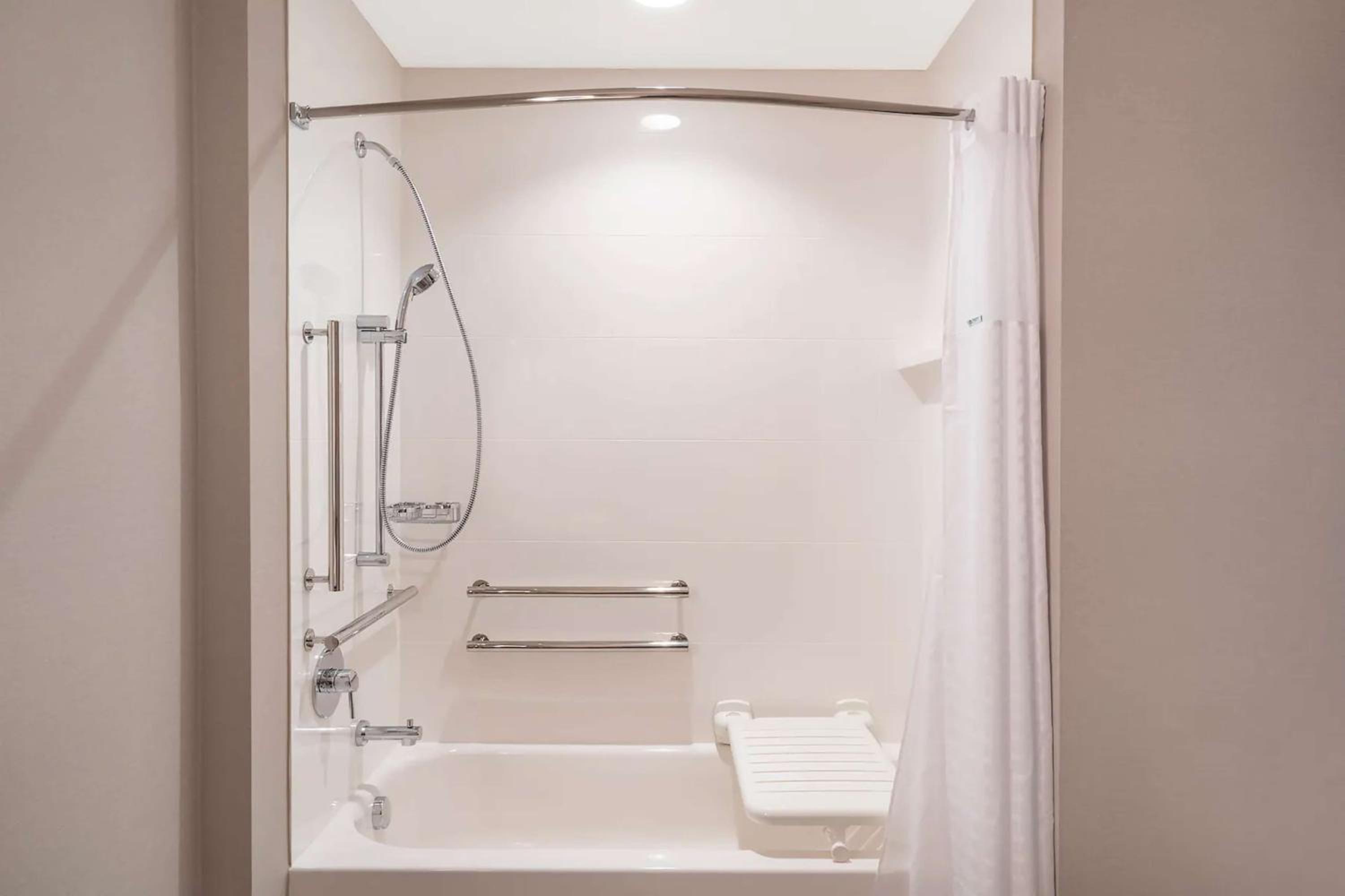 King Room with Bath Tub - Mobility and Hearing Access thumbnail 6