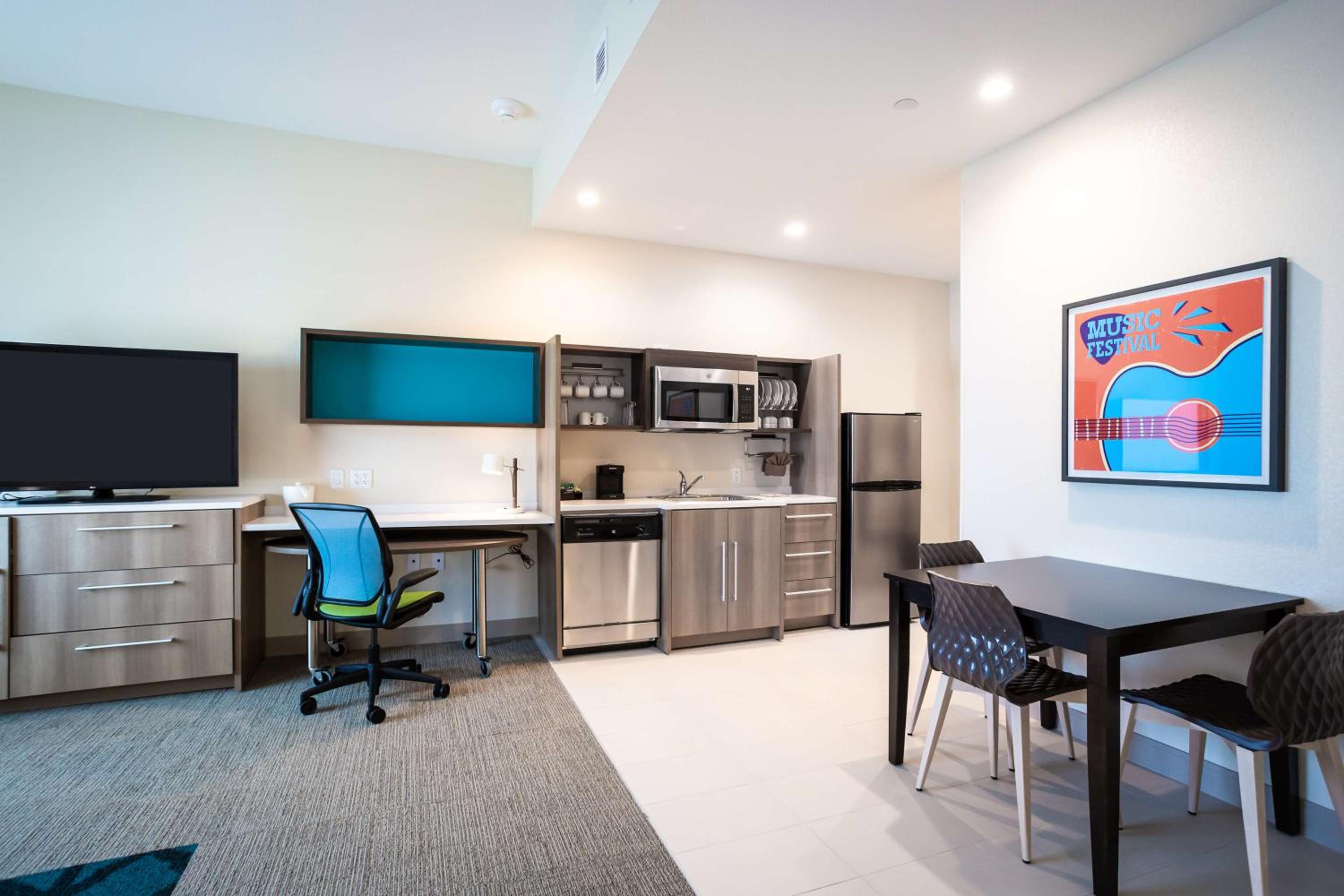 One-Bedroom King Suite - Non-Smoking - Photo 2