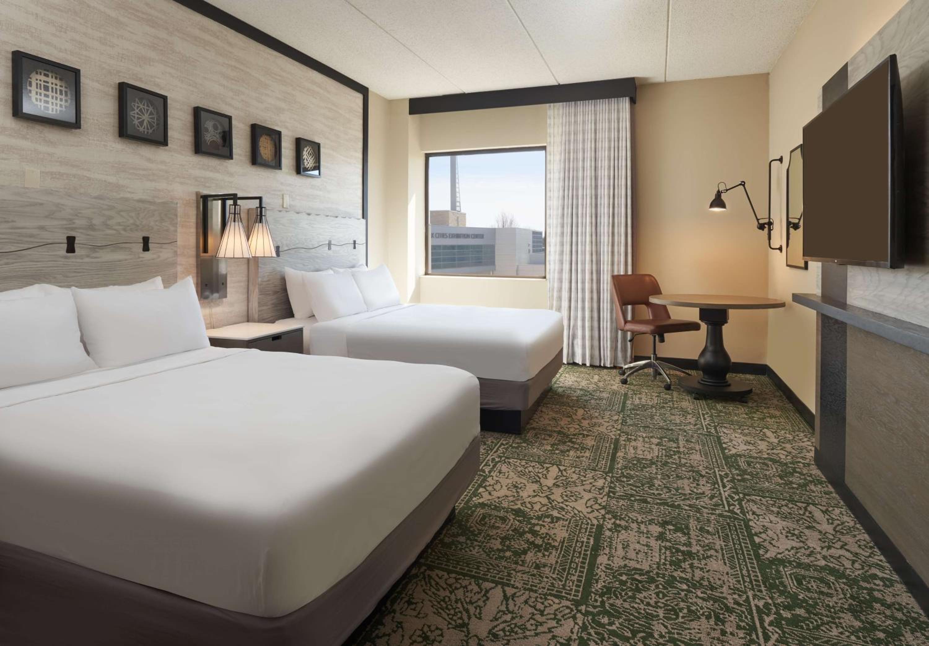 Queen Room with Two Queen Beds - Photo 2