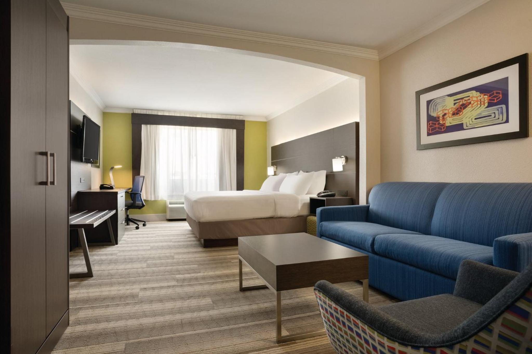 King Suite with Jetted Tub - Photo 2