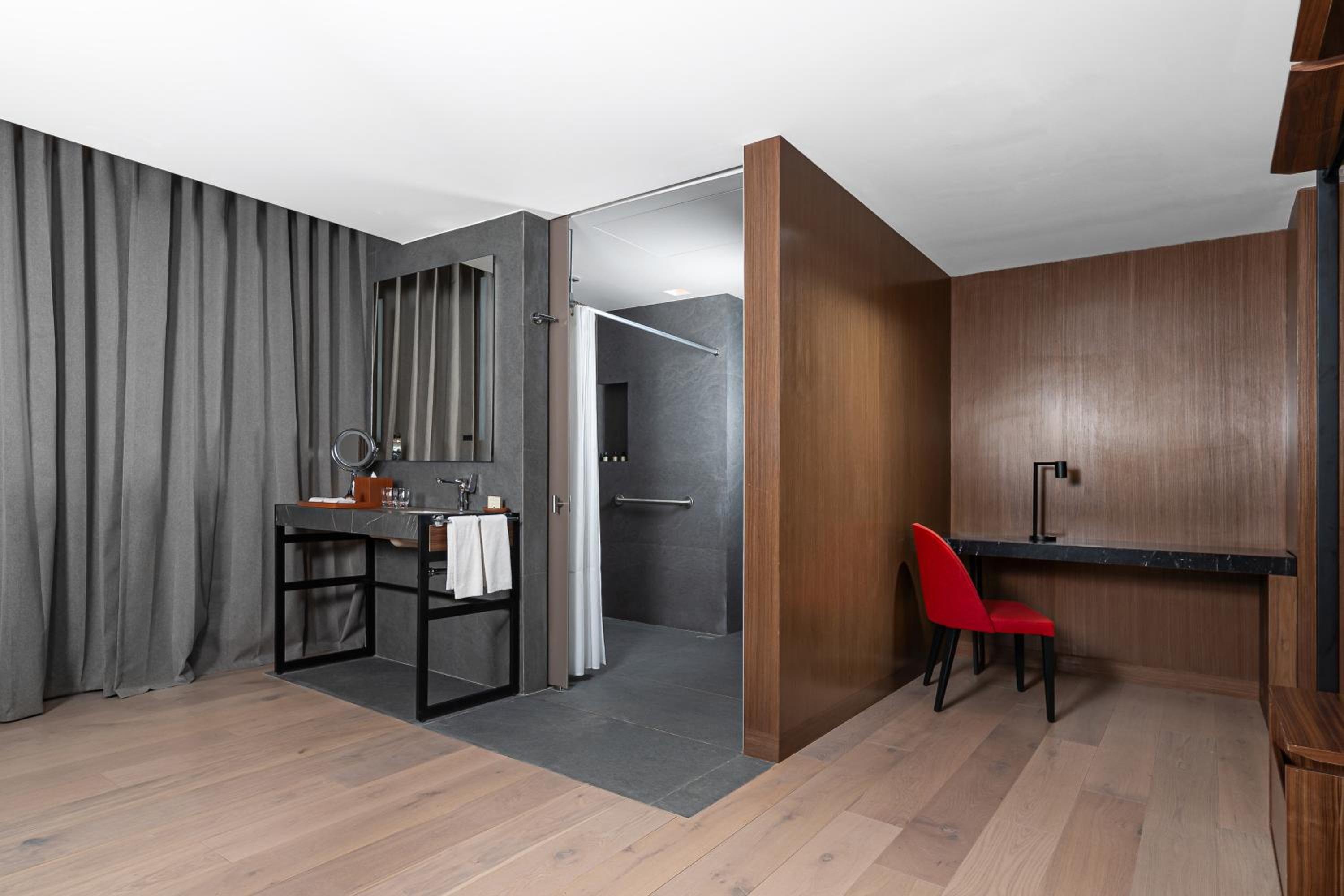 King Room with Roll-In Shower - Disability Access