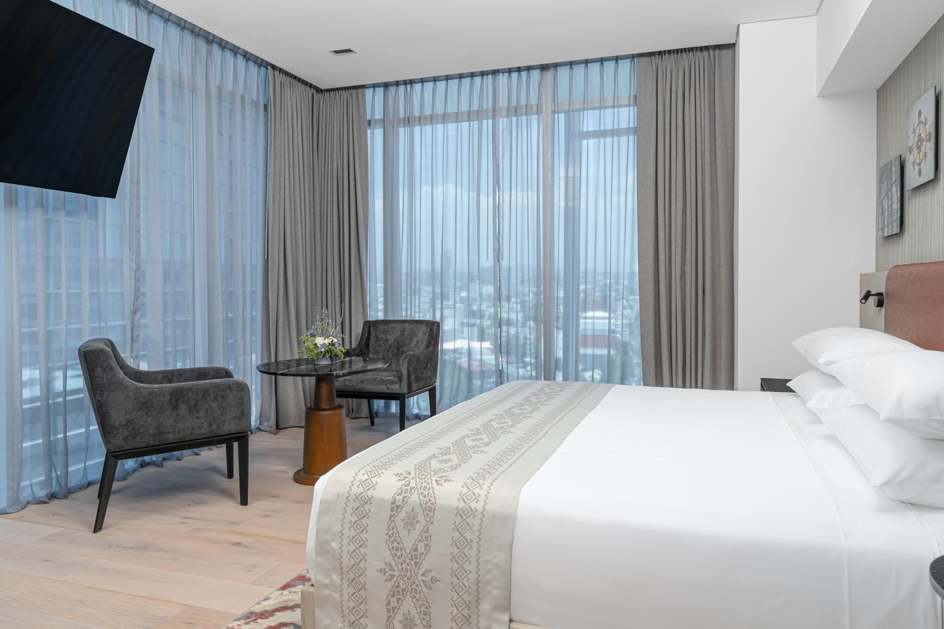 King Room with City View thumbnail 5