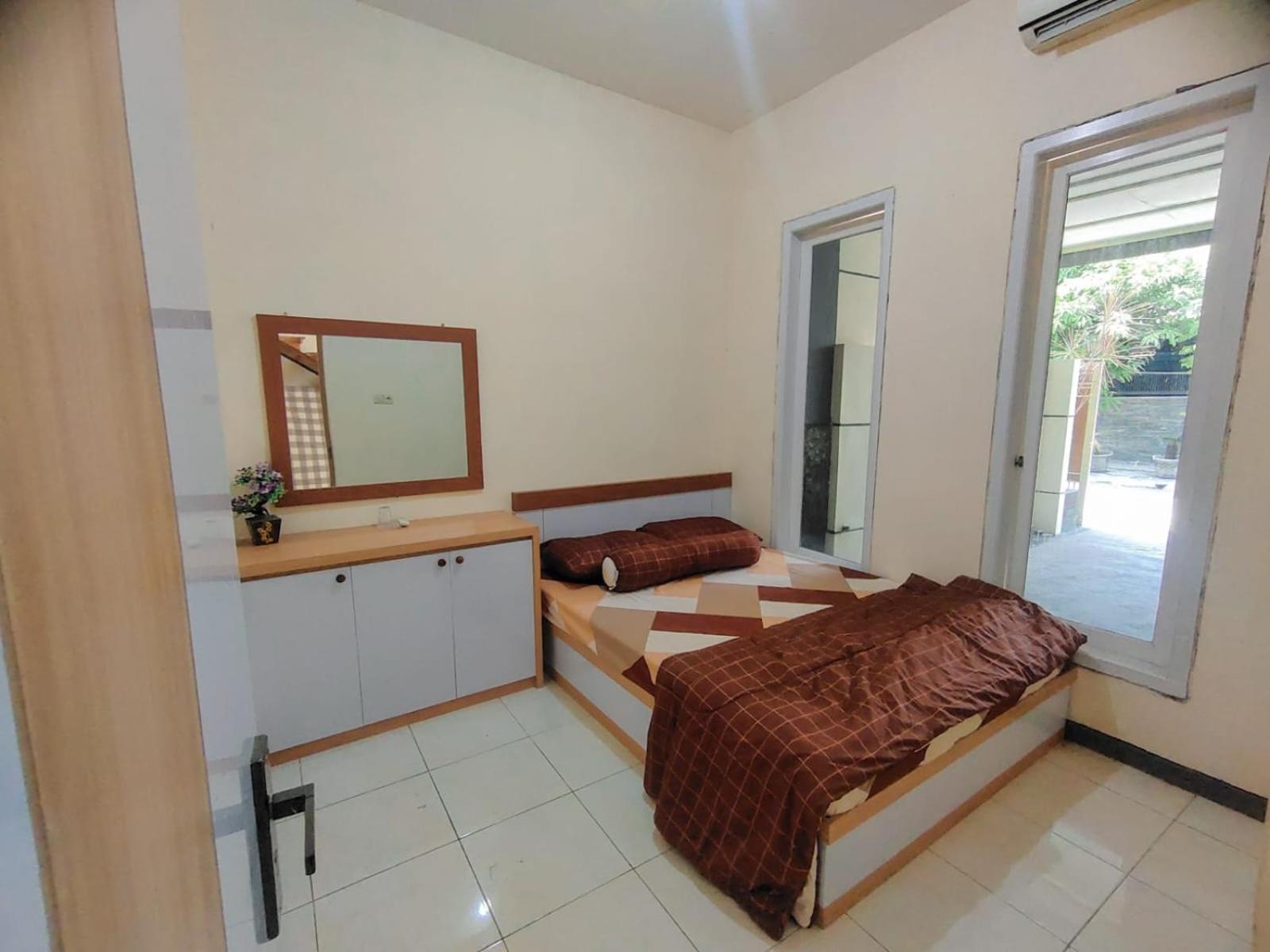 Three-Bedroom House photo 3