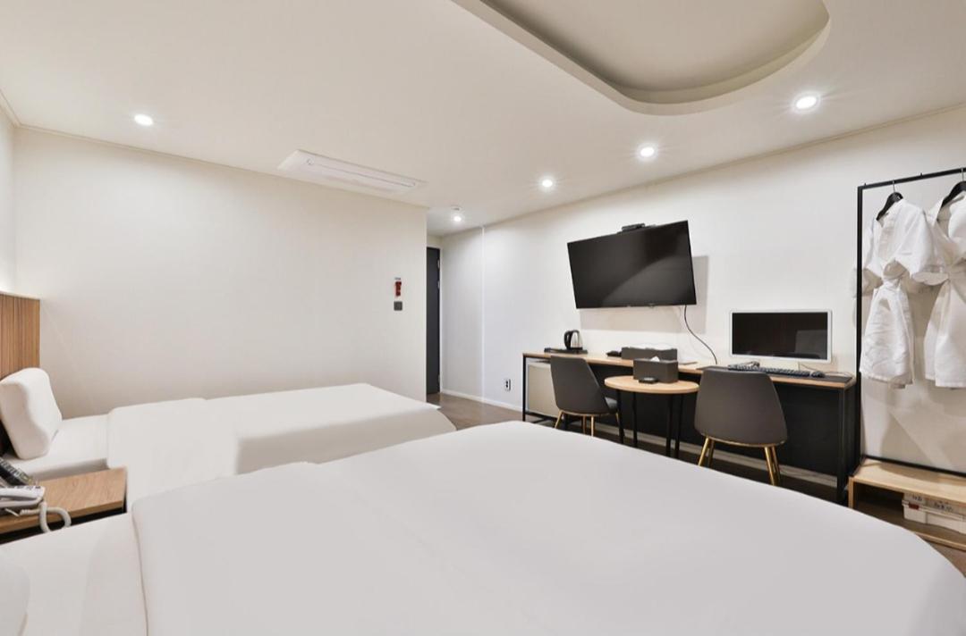 Standard Twin Room - Photo 2