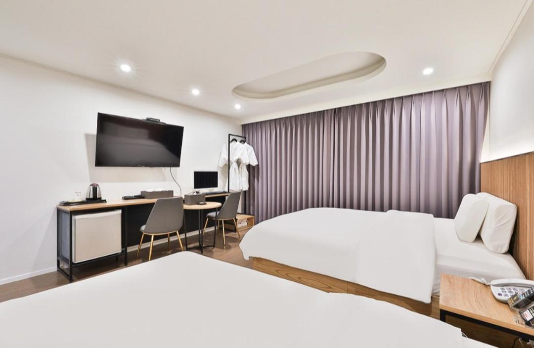 Standard Twin Room - Photo 4