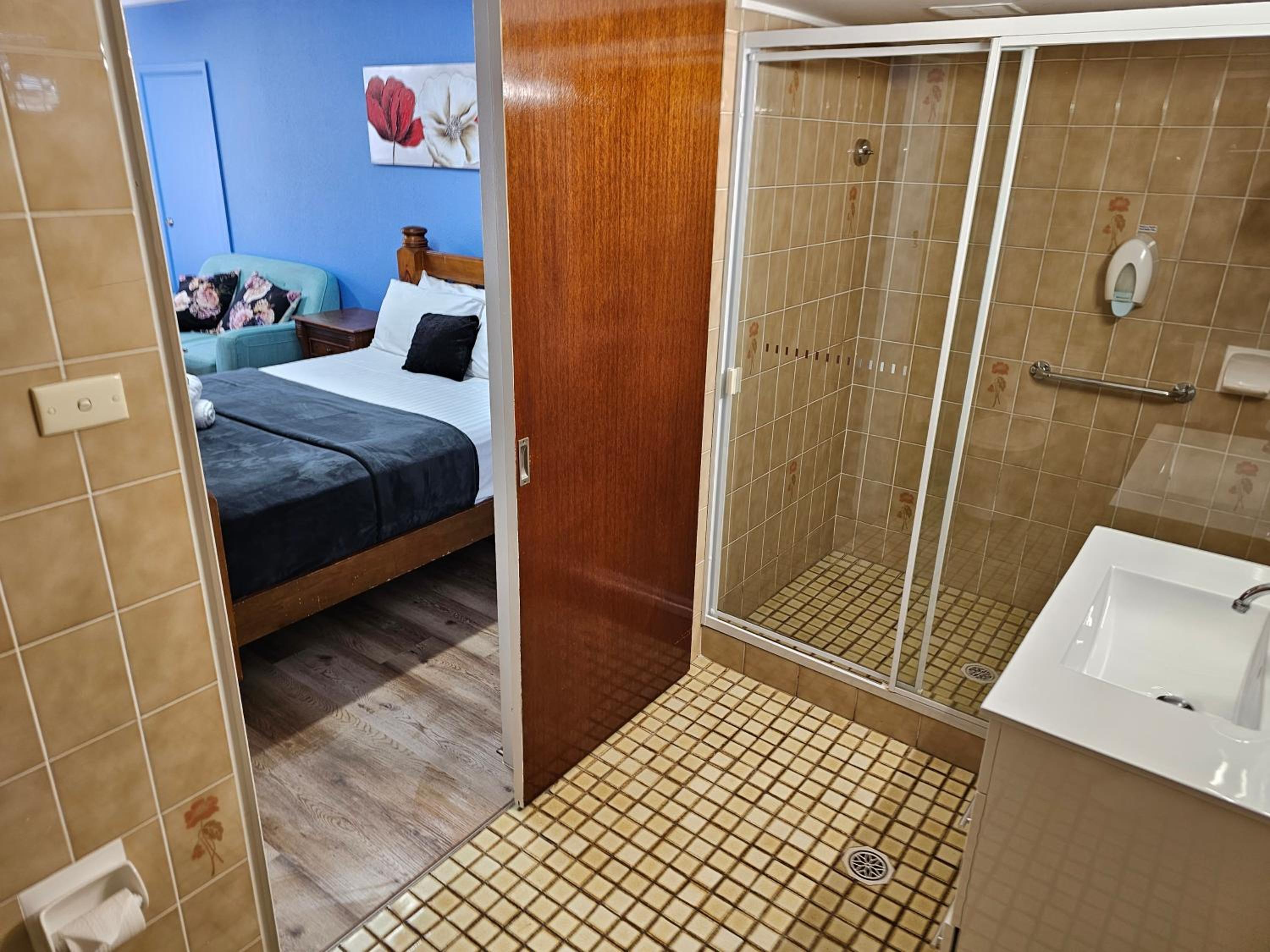 Deluxe Queen Room - Photo 9