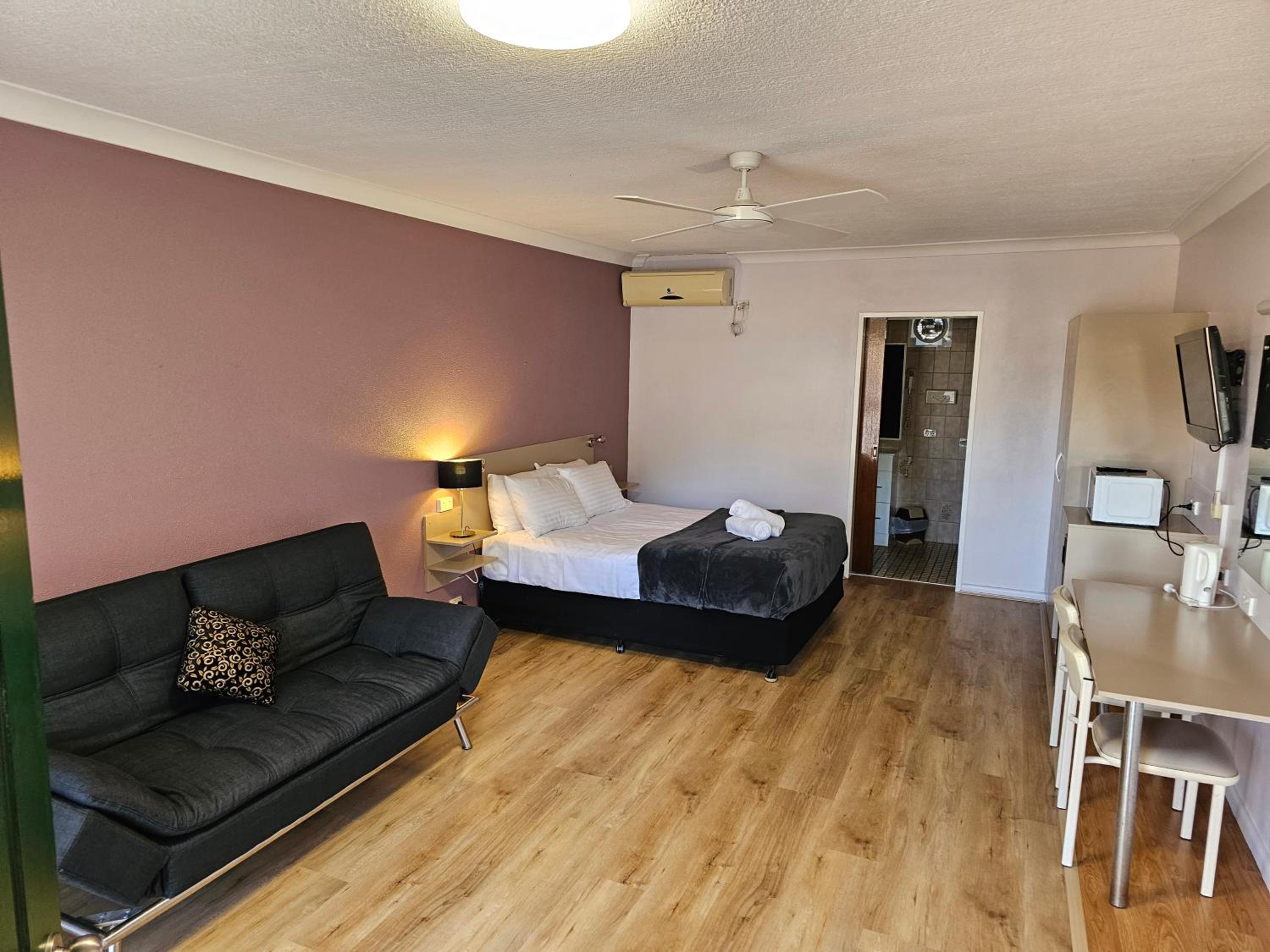 Deluxe Queen Room - Photo 10