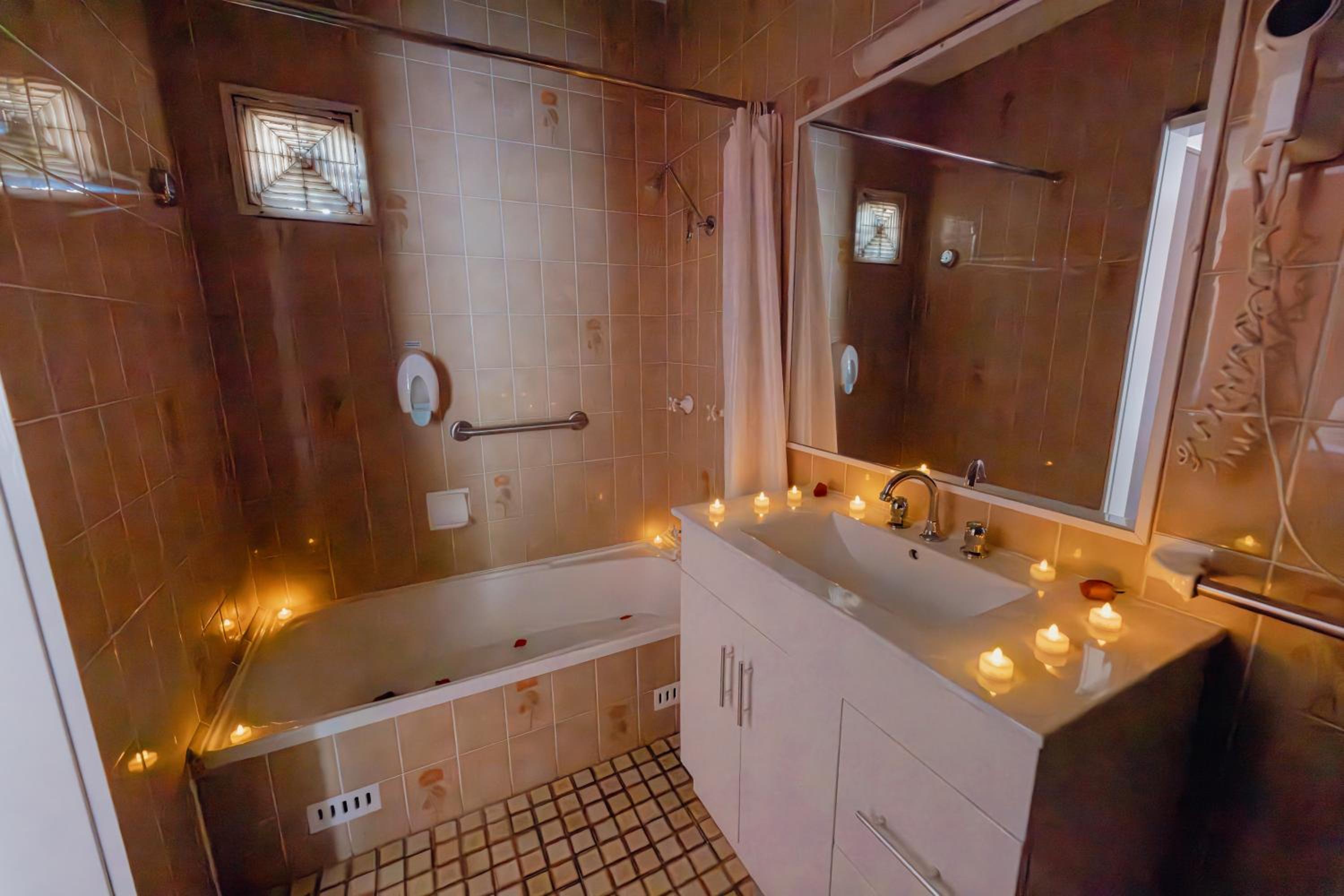Deluxe Queen Room - Photo 5