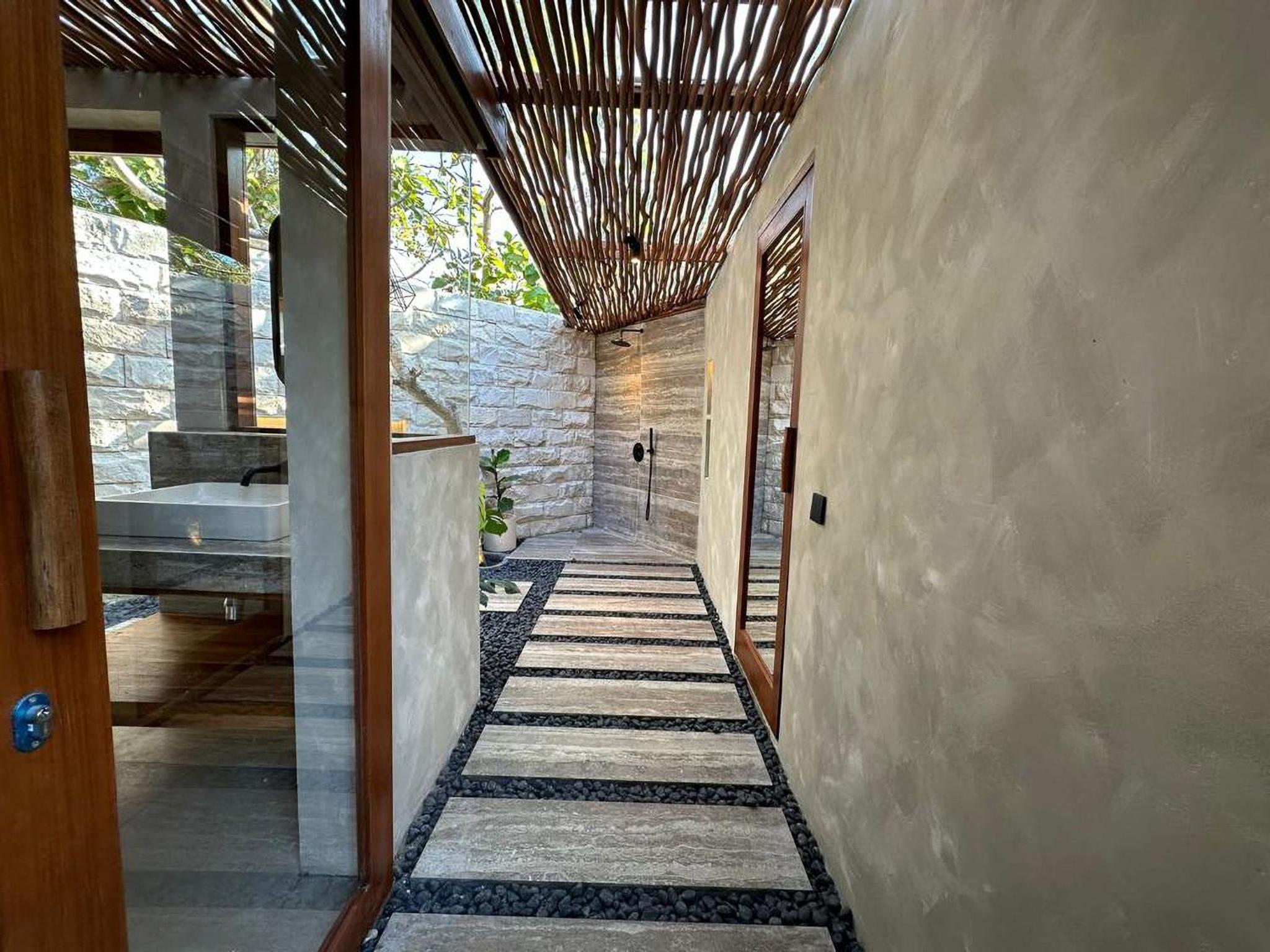 Suite - Photo 16