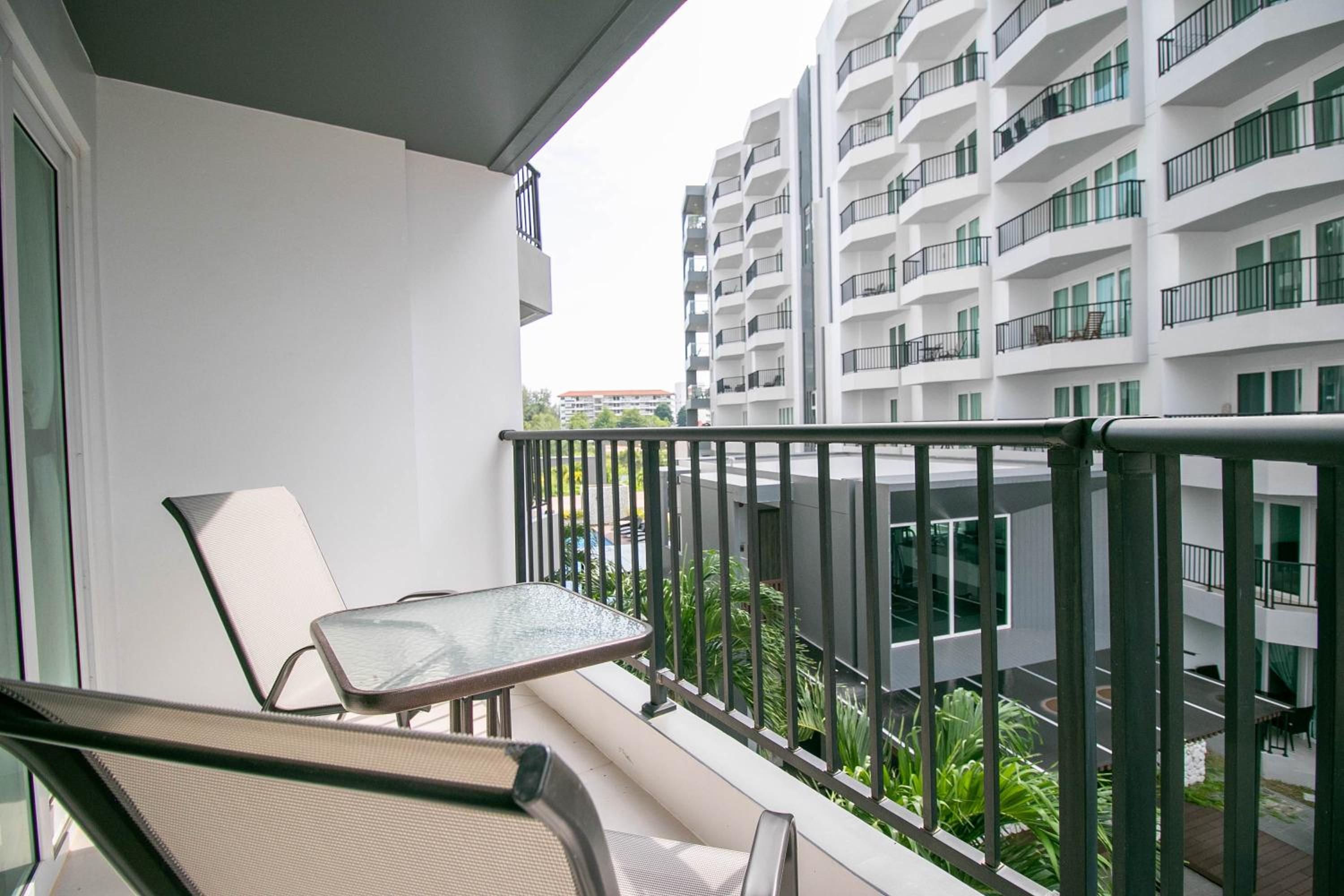 Apartment with Terrace - Photo 5