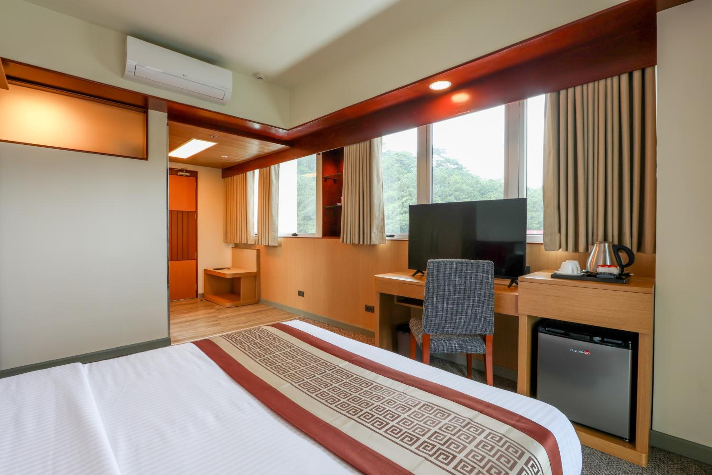 Deluxe Corner Room - Photo 3