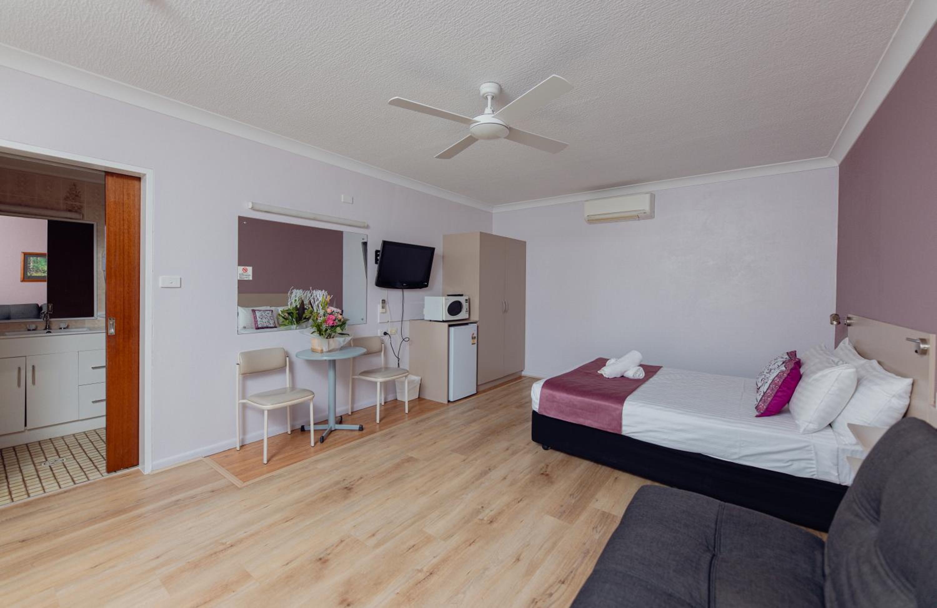 Deluxe Queen Room - Photo 11