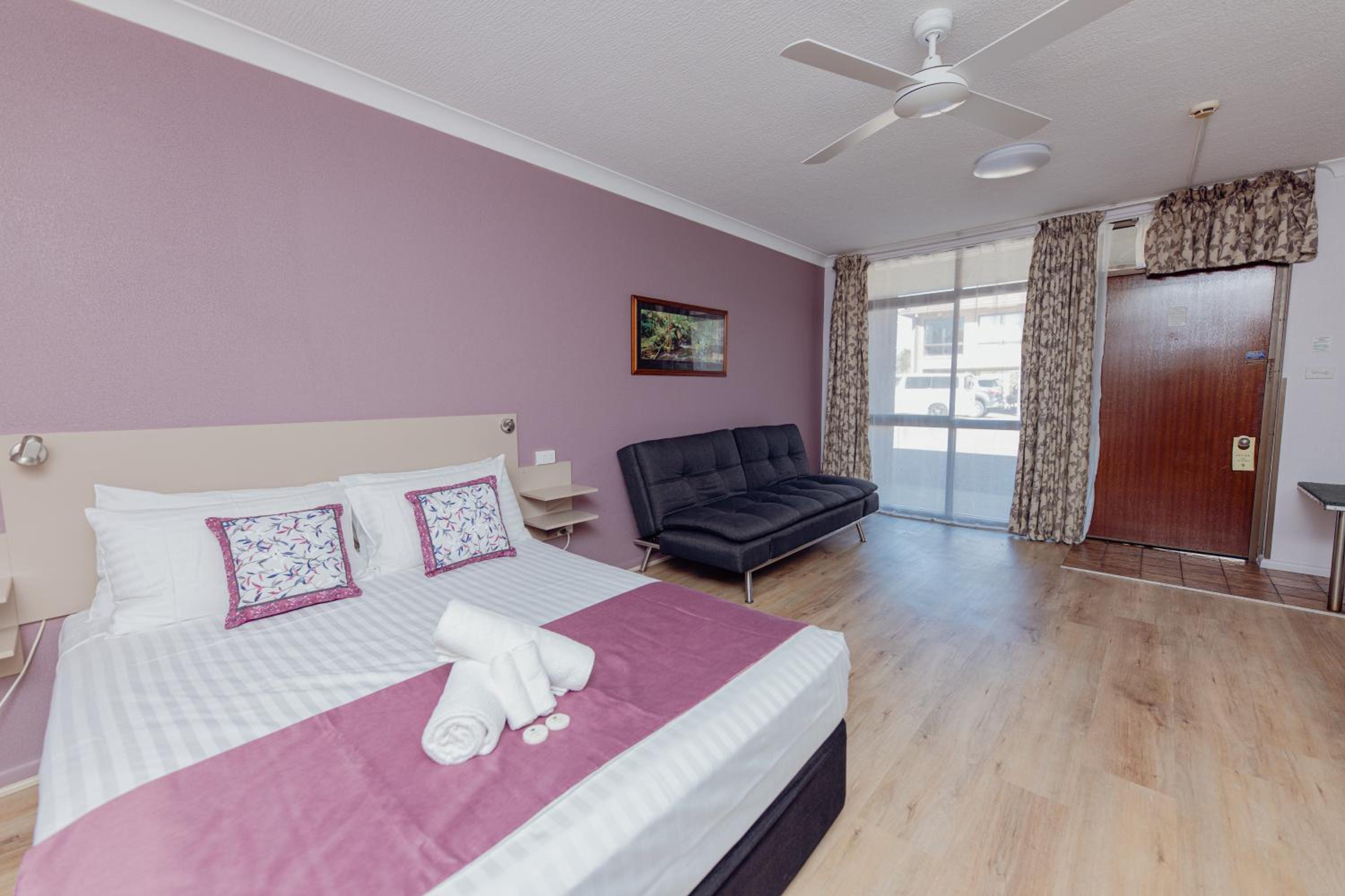 Deluxe Queen Room - Photo 12
