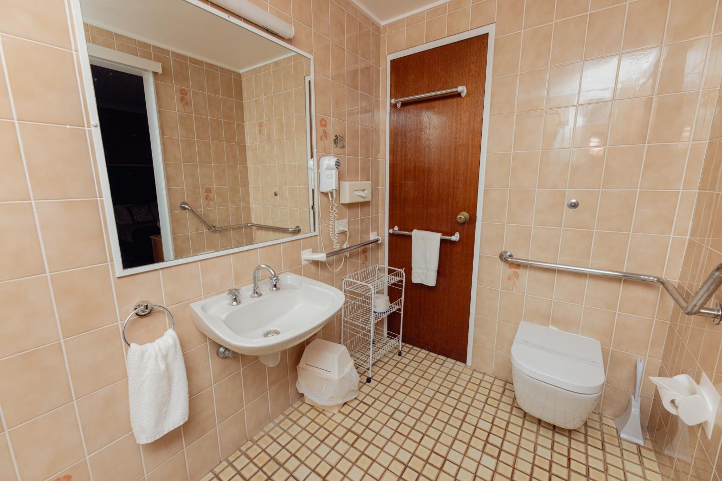Twin Room - Photo 12