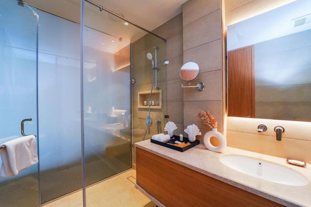 Suite with Hot Tub - Photo 3